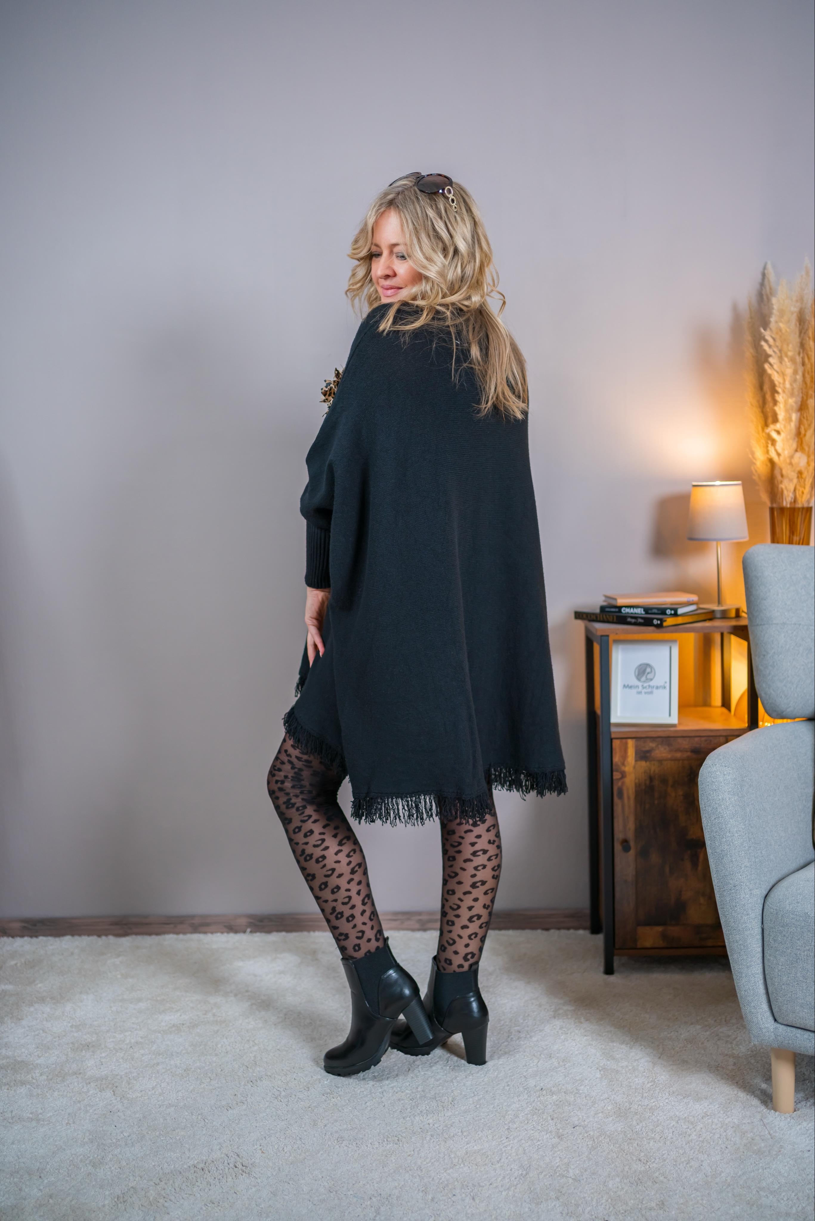 Longpullover mit Fransen und Fledermausärmeln, schwarz