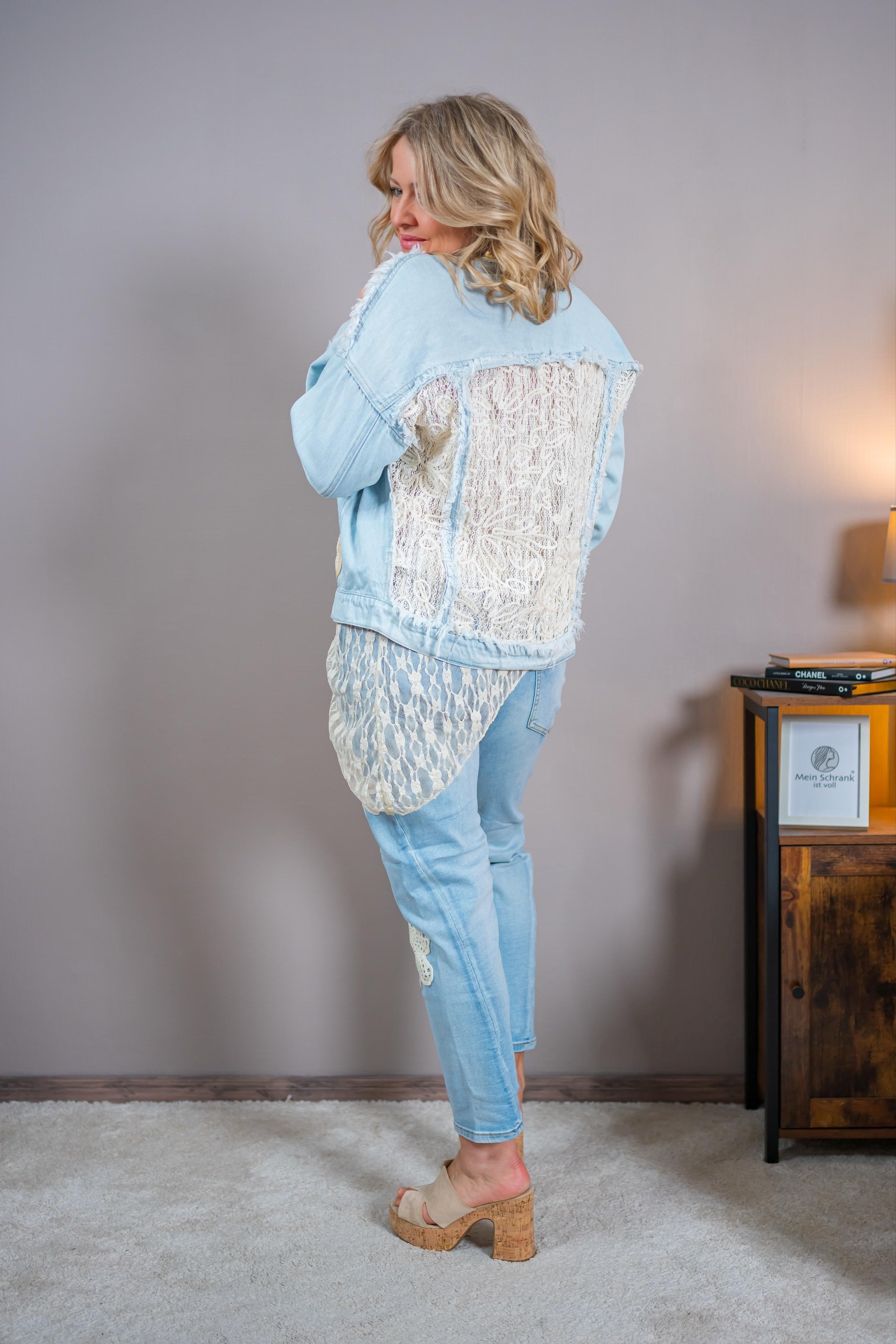 Jeansjacke mit Häkel Rücken und Blumen Applikationen