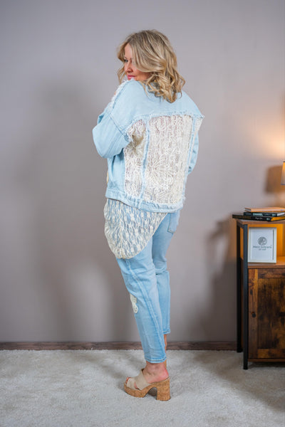 Jeansjacke mit Häkel Rücken und Blumen Applikationen