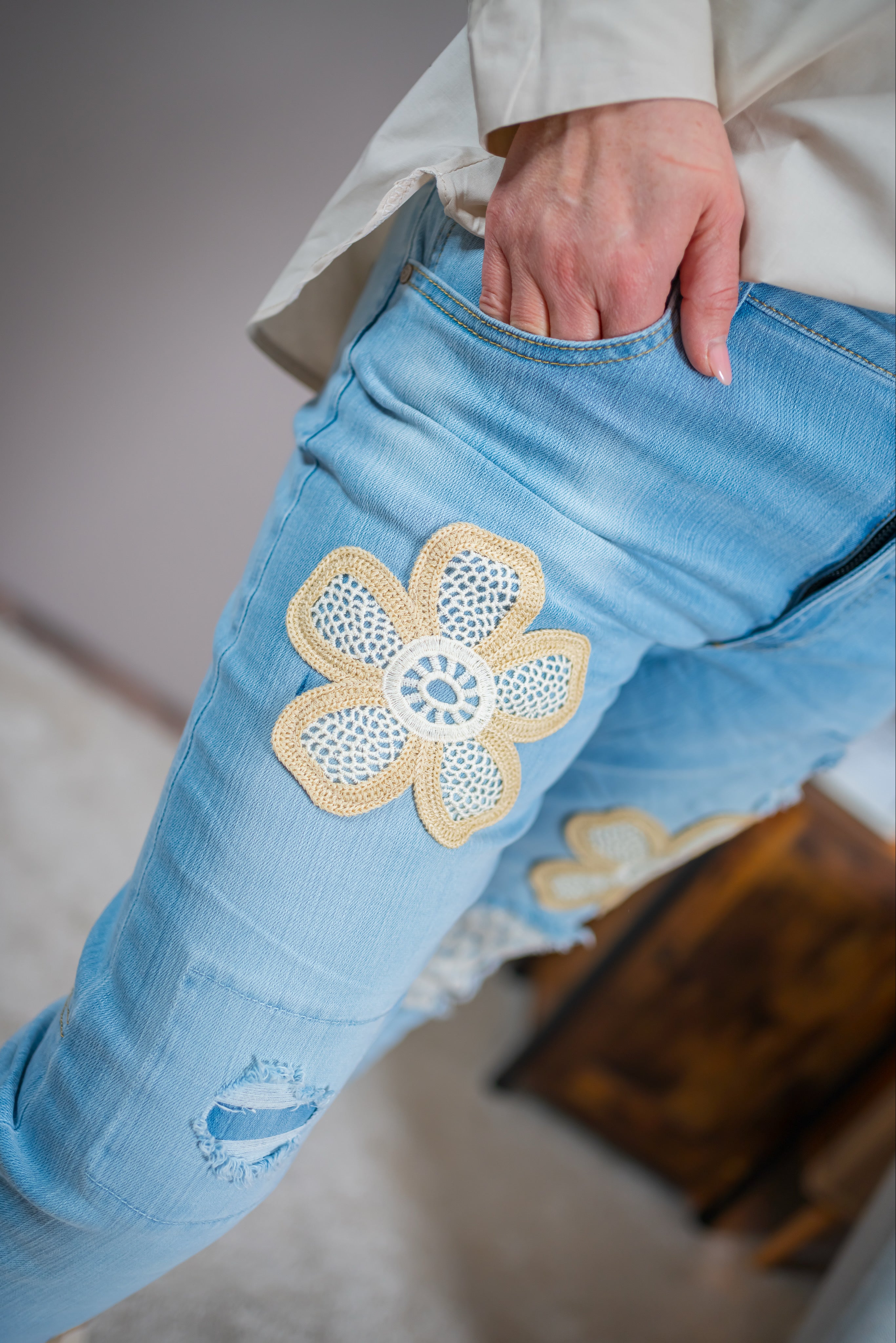 Jeans mit Häkelblumen und Strick Patches