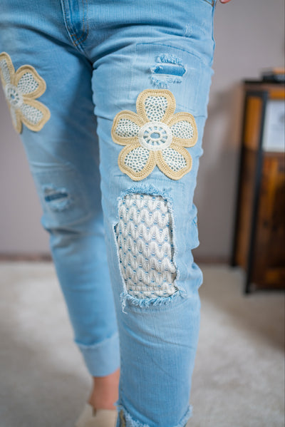 Jeans mit Häkelblumen und Strick Patches
