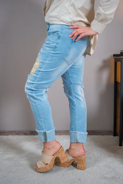 Jeans mit Häkelblumen und Strick Patches