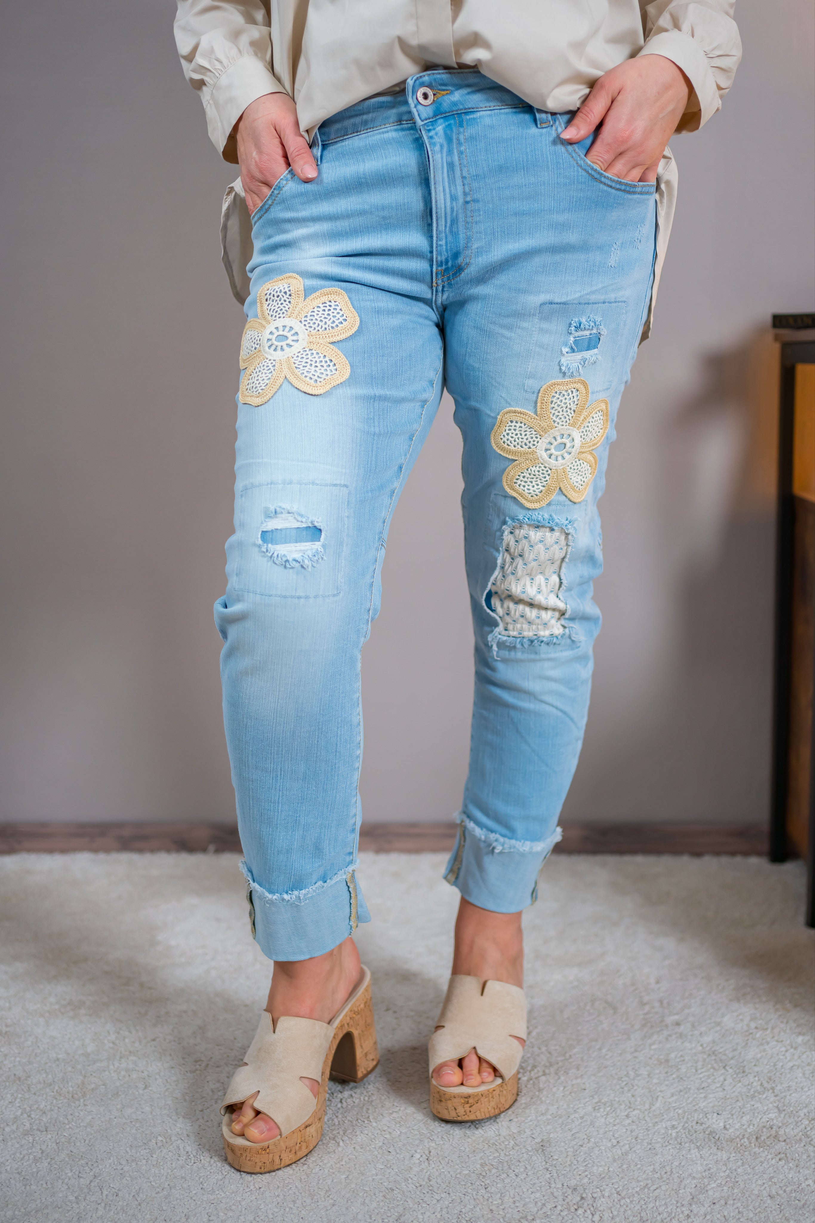 Jeans mit Häkelblumen und Strick Patches