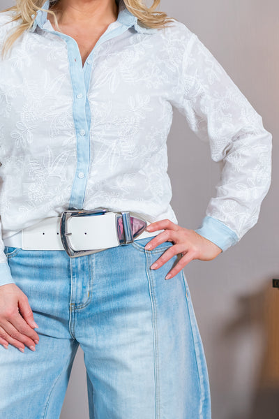 Bluse mit floralem Muster und Jeans-Details, weiß/blau