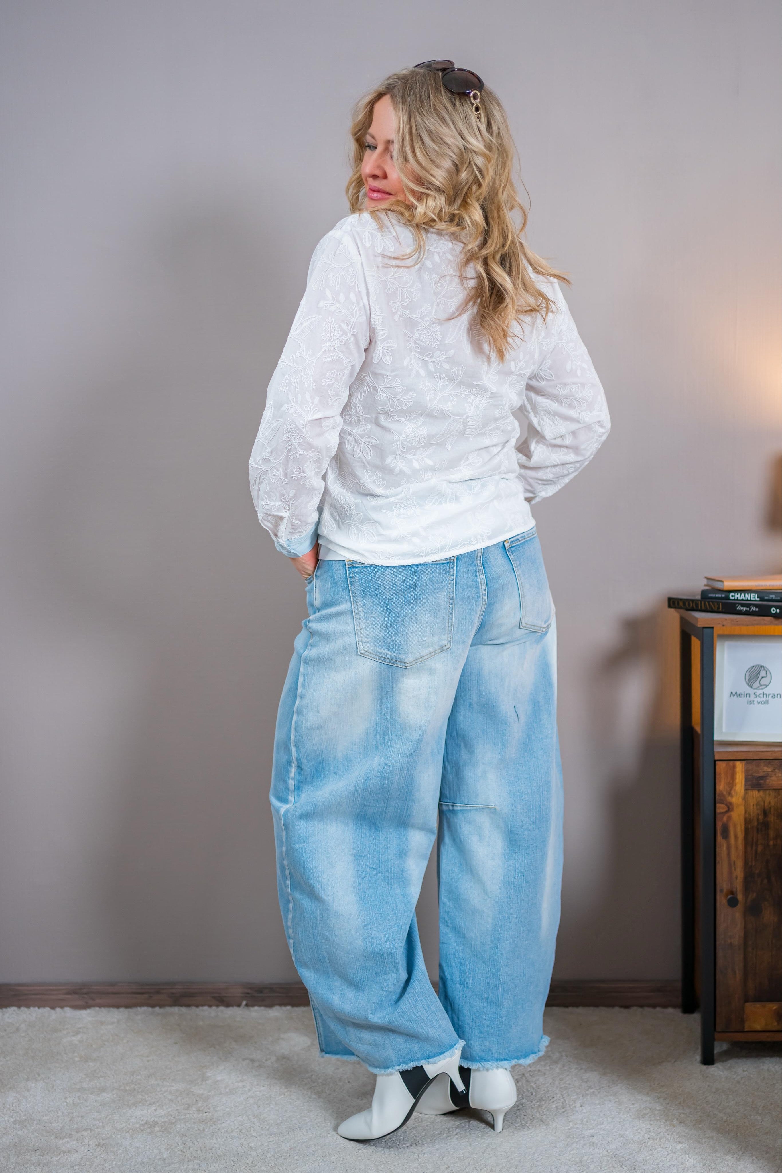 Bluse mit floralem Muster und Jeans-Details, weiß/blau