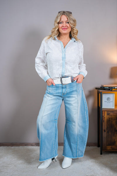 Bluse mit floralem Muster und Jeans-Details, weiß/blau