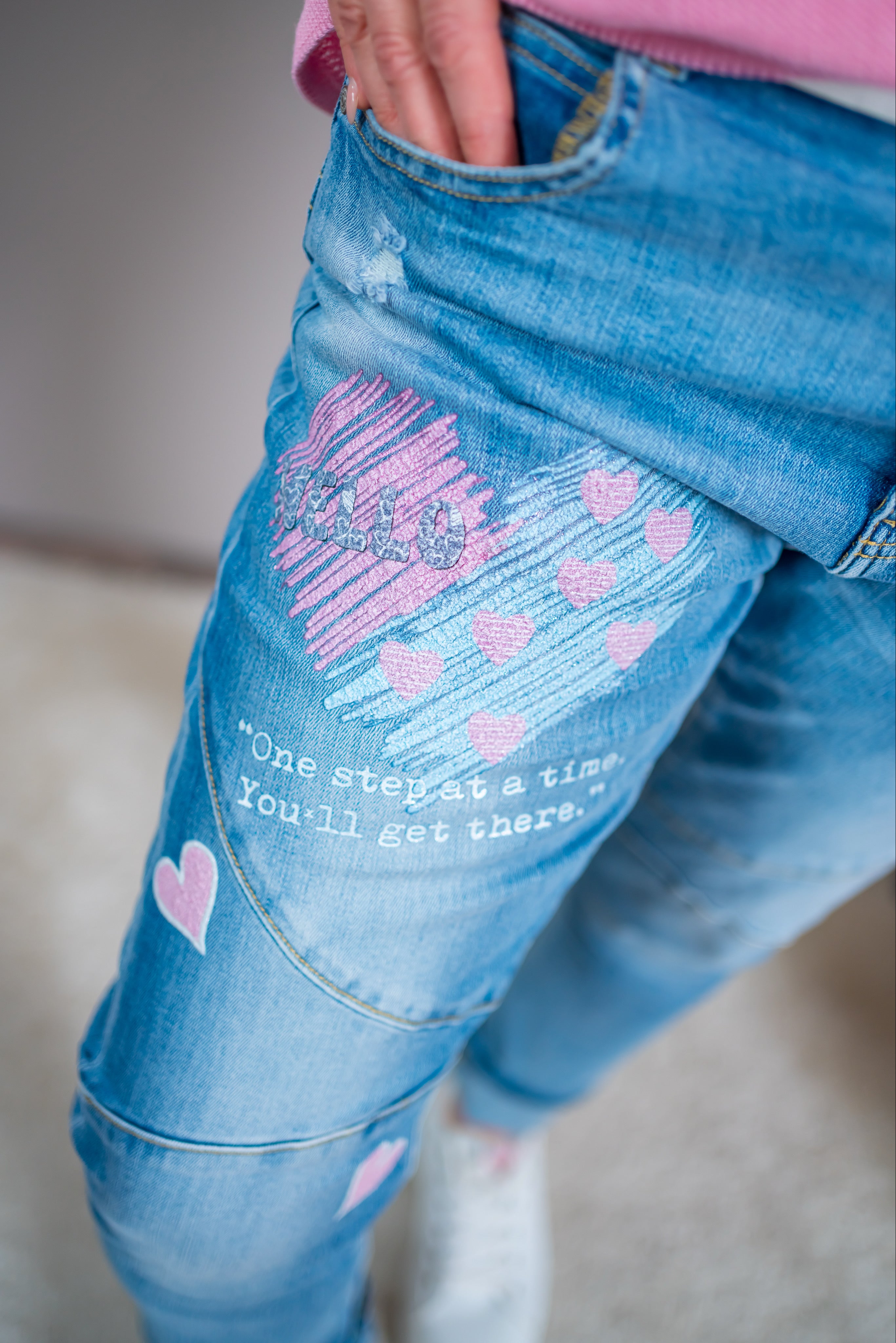 Statement Jeans mit Herz Print und Used Details