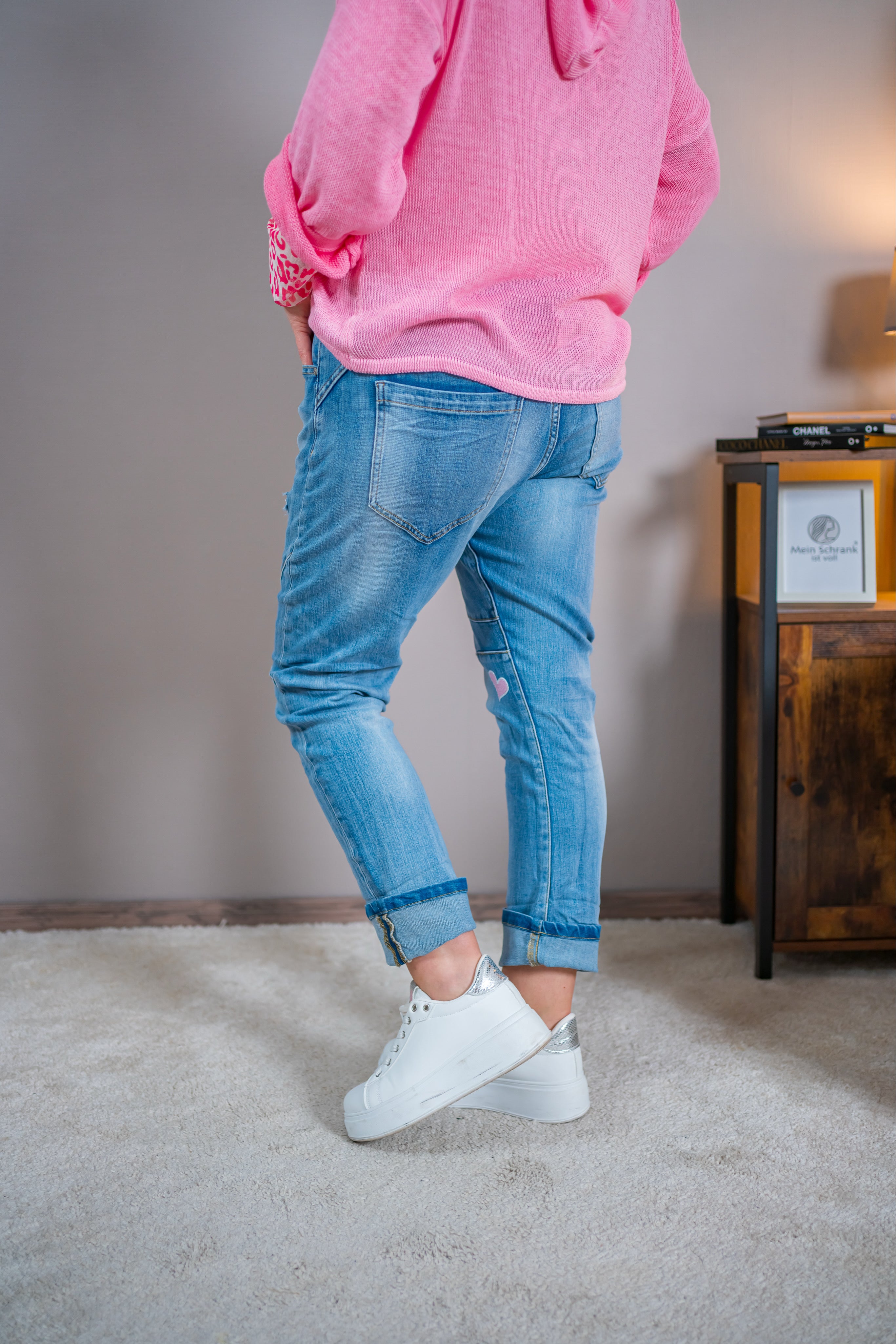 Statement Jeans mit Herz Print und Used Details