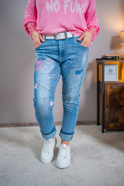 Statement Jeans mit Herz Print und Used Details