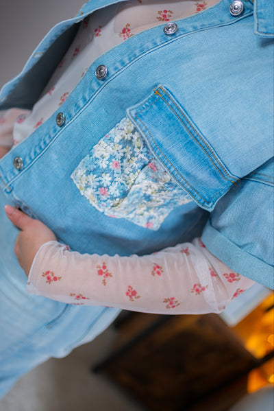 Kurzarm-Jeansjacke mit gestickten Blumen-Details, hellblau