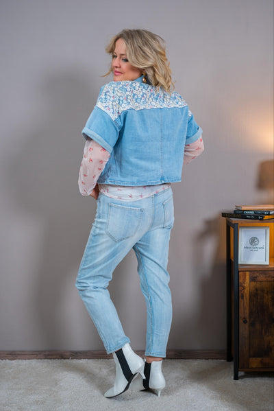Kurzarm-Jeansjacke mit gestickten Blumen-Details, hellblau