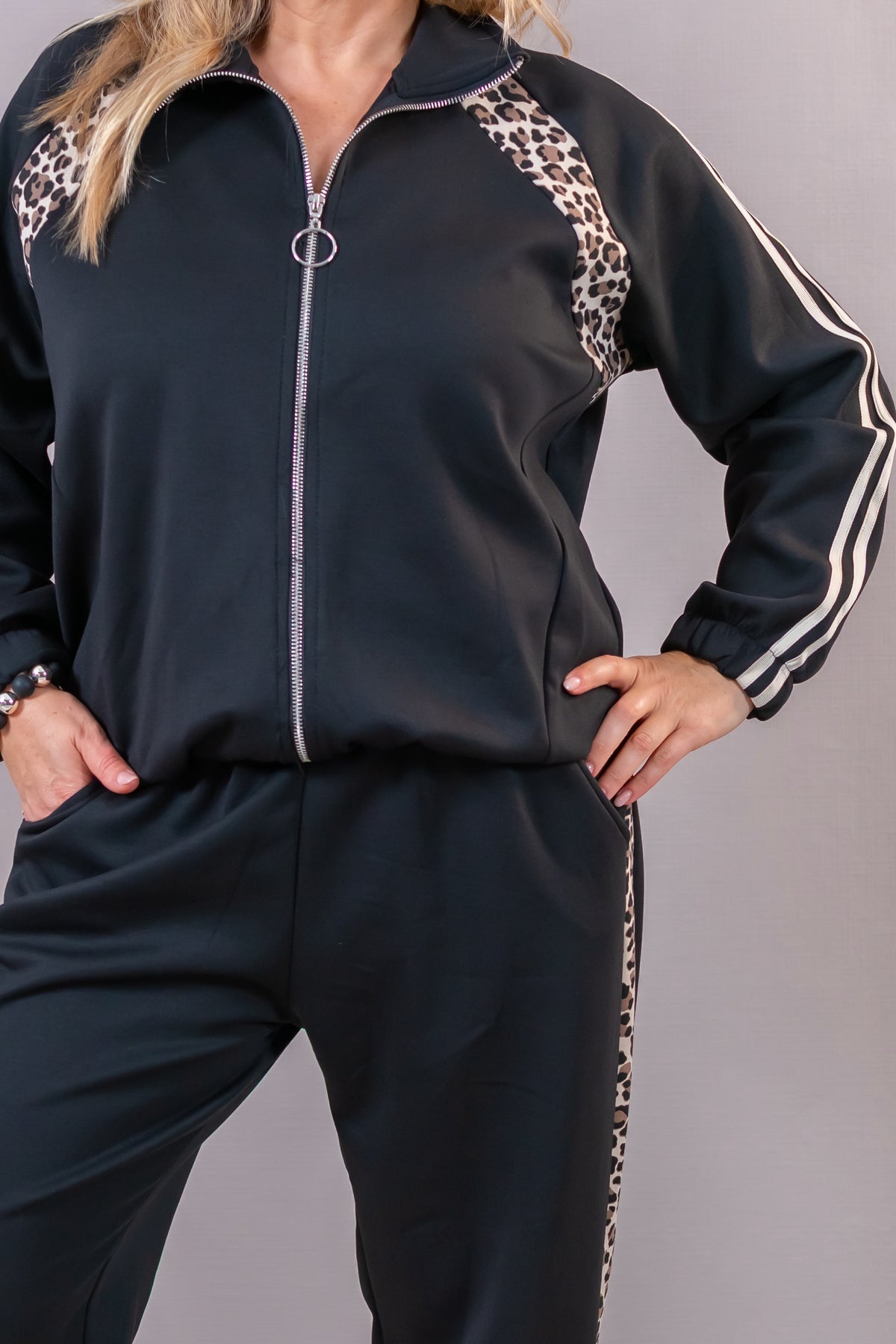 Sweatjacke mit Streifen und Leo-Detail, schwarz