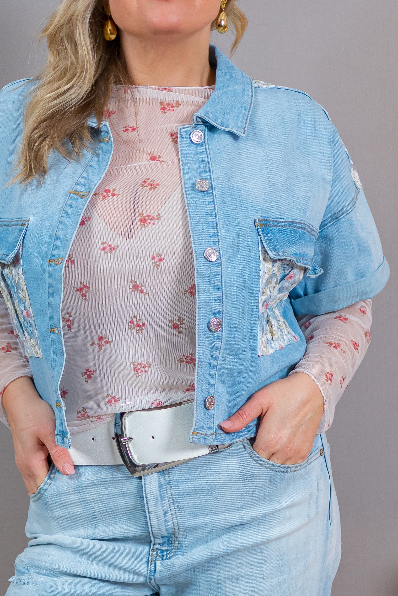 Kurzarm-Jeansjacke mit gestickten Blumen-Details, hellblau