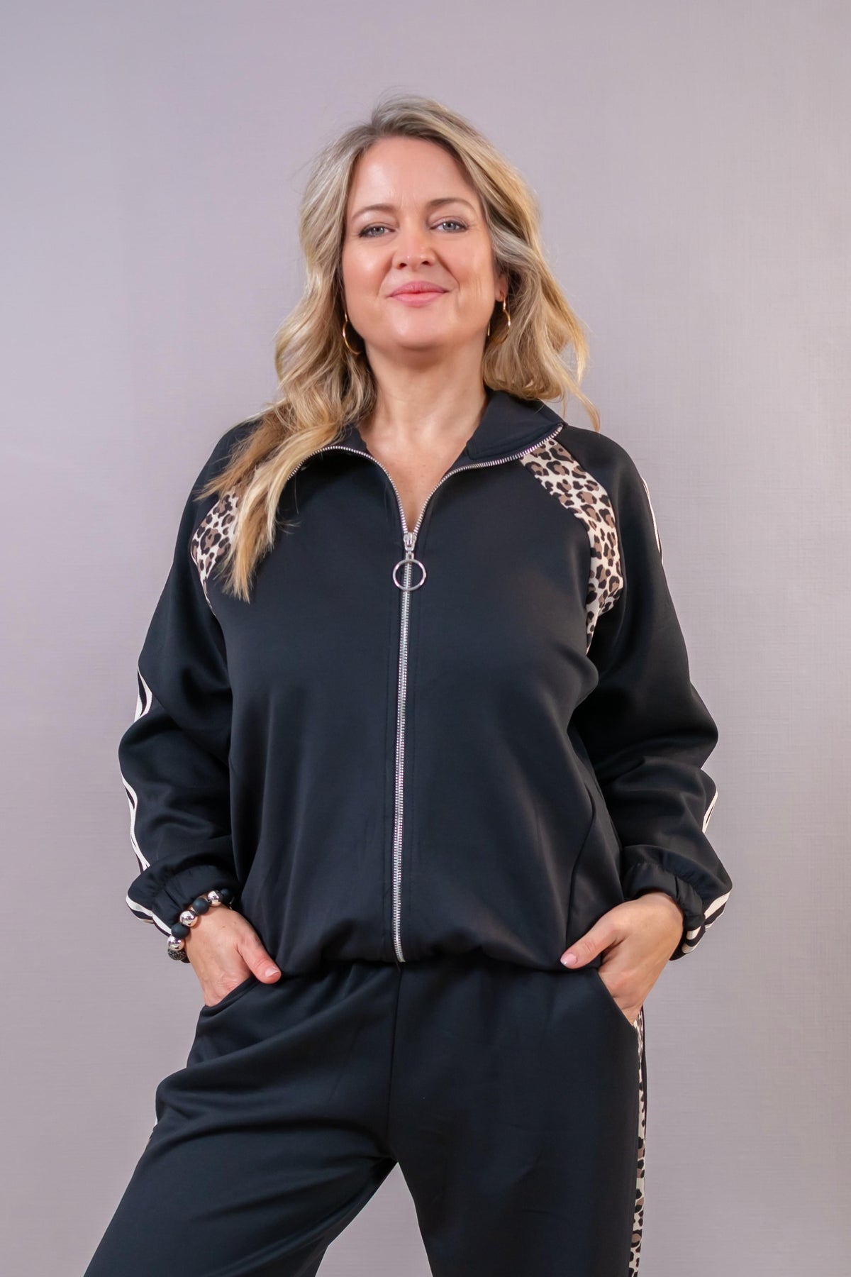 Sweatjacke mit Streifen und Leo-Detail, schwarz