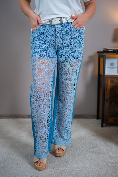 Wide Leg Jeans mit Spitzen Front