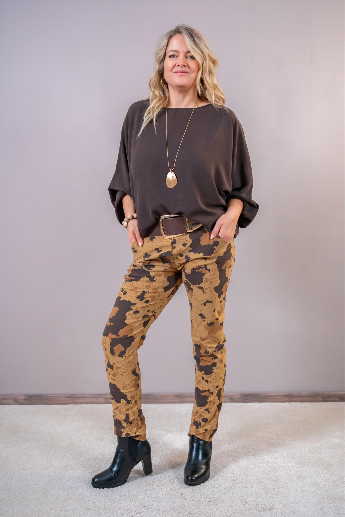Oversize-Bluse mit Fledermausärmeln & Kette, schokobraun