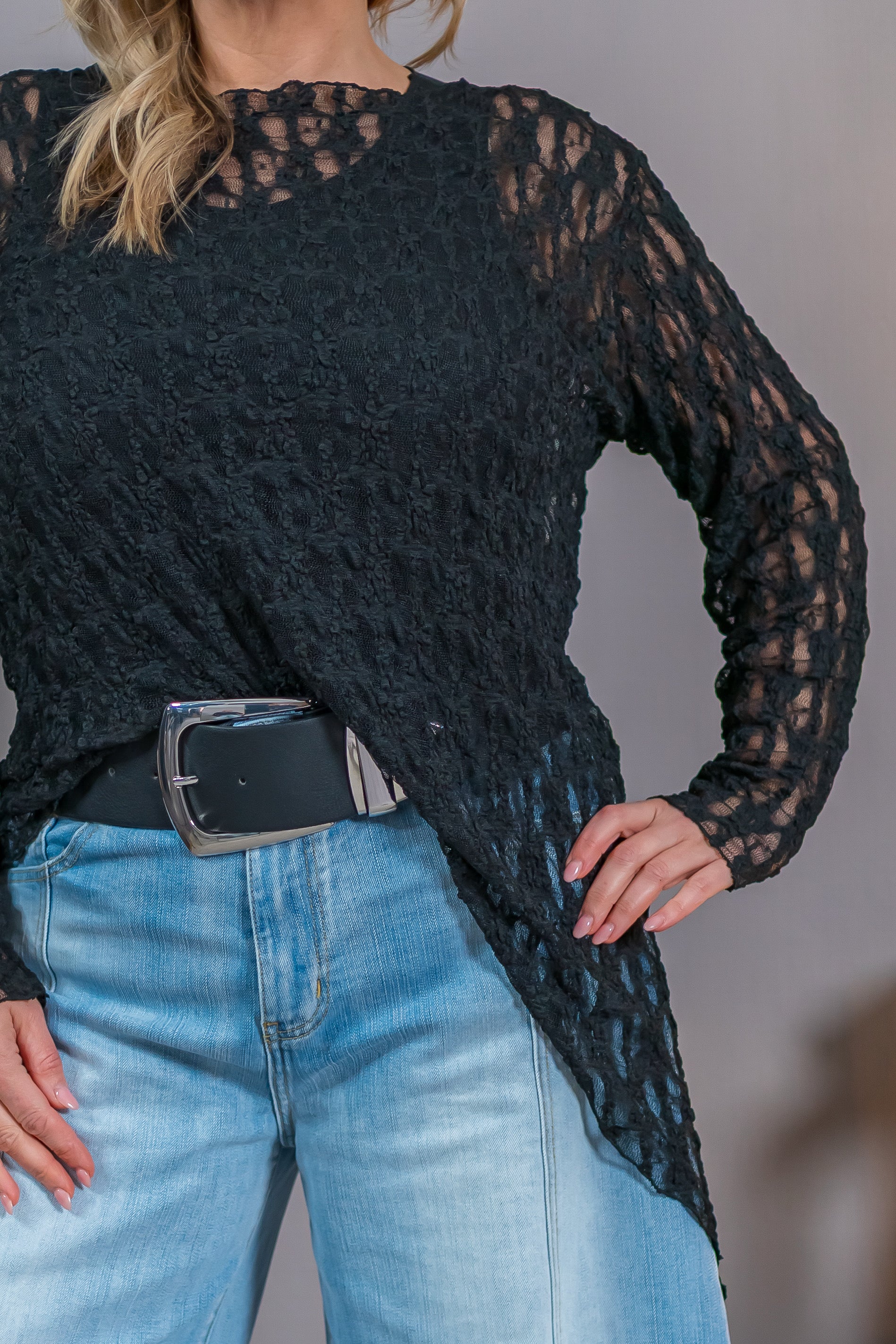 Leichtes asymmetrisches Langarmshirt mit Spitze, schwarz