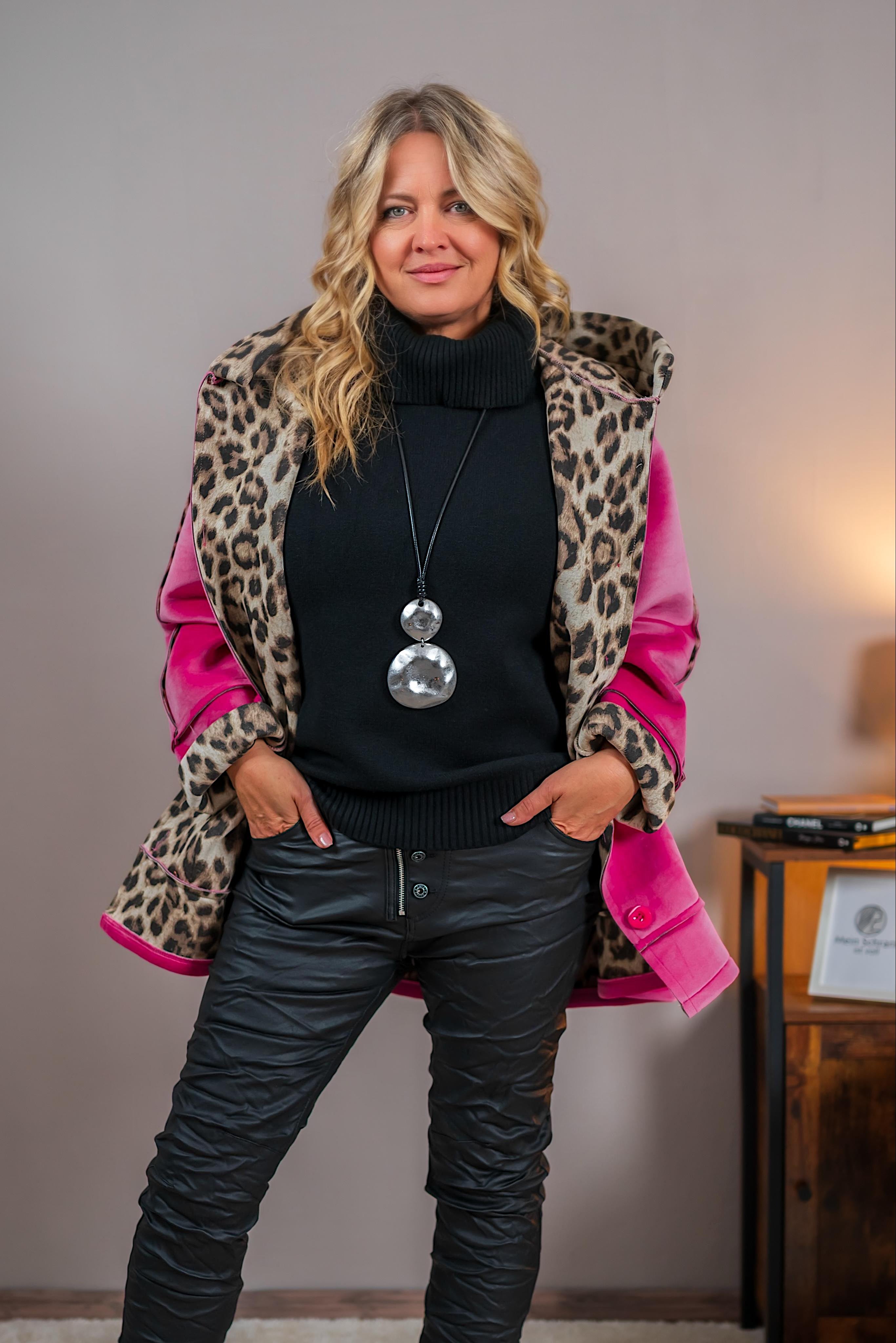 Stylische Jacke in Pink mit Leo-Details