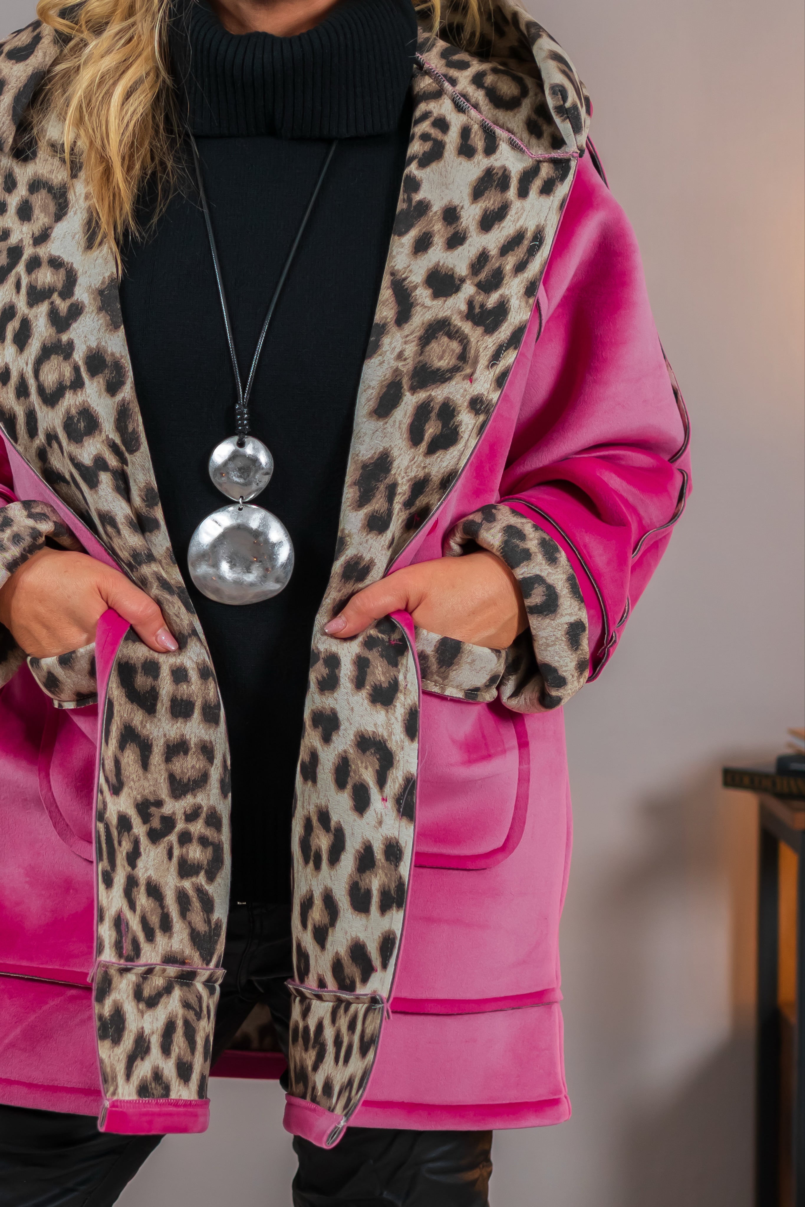 Stylische Jacke in Pink mit Leo-Details