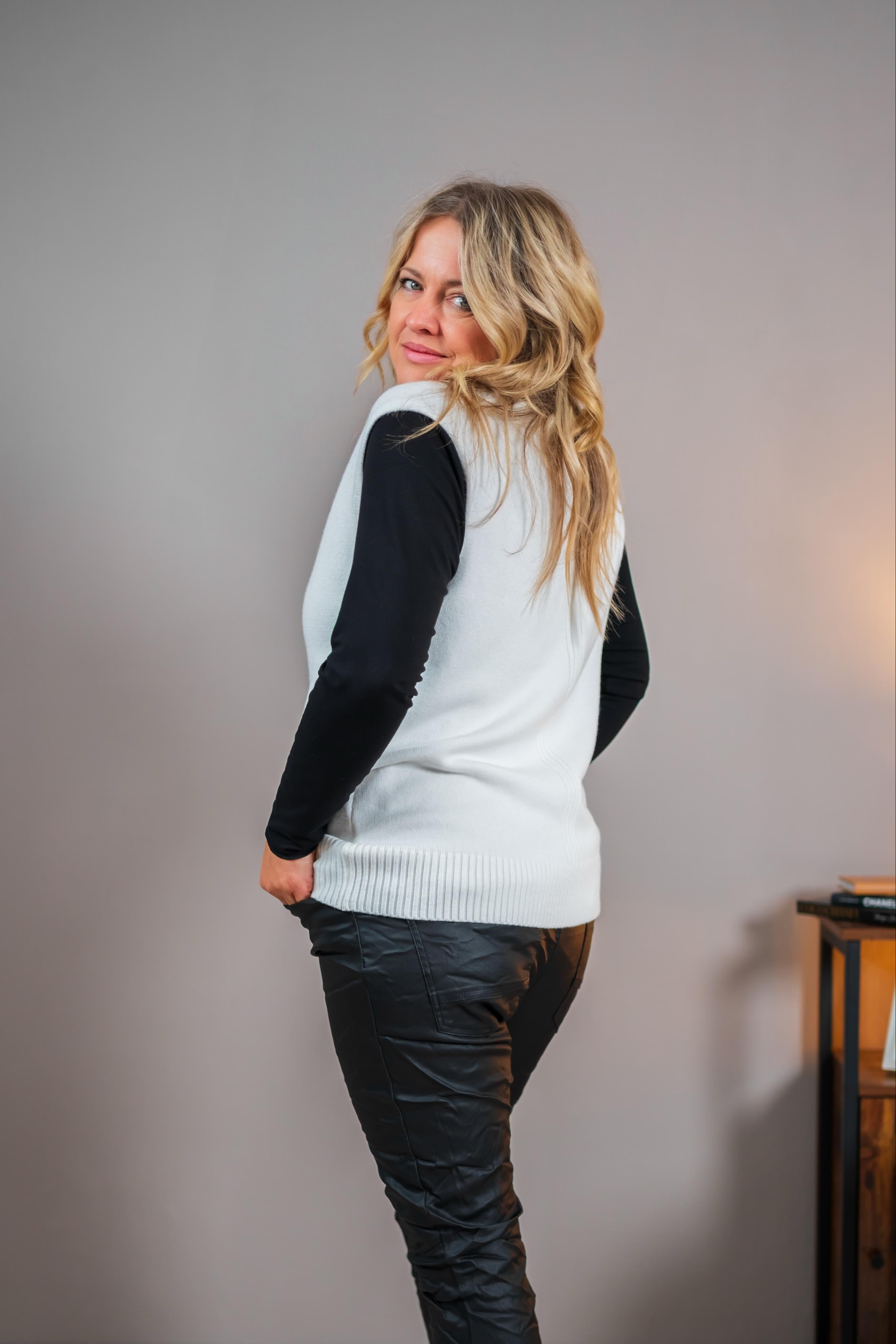 Strickpullunder mit Rollkragen, wollweiß