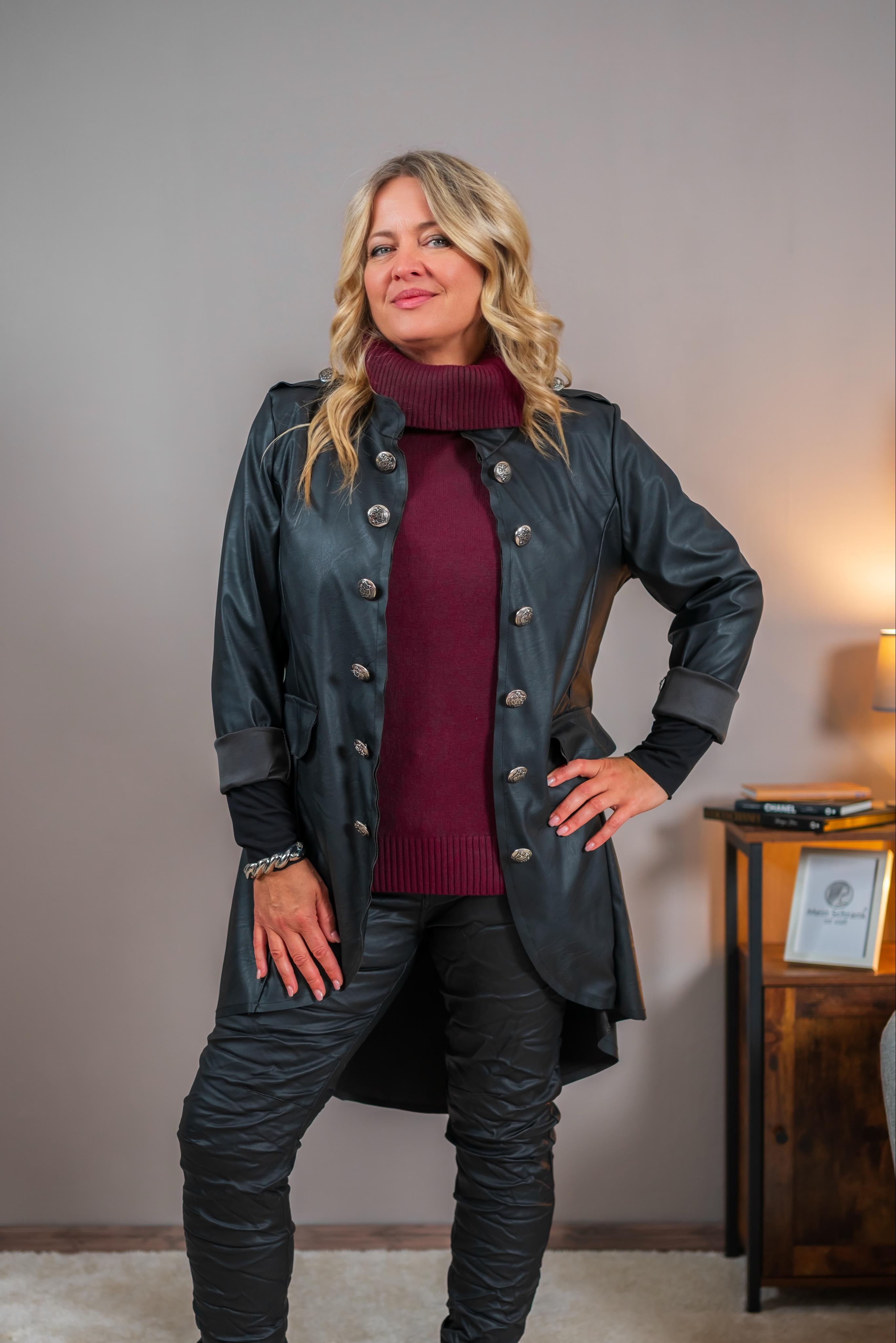 Langer Blazer im Lederlook mit Zierknöpfen, schwarz