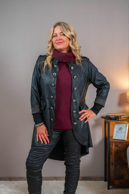 Langer Blazer im Lederlook mit Zierknöpfen, schwarz