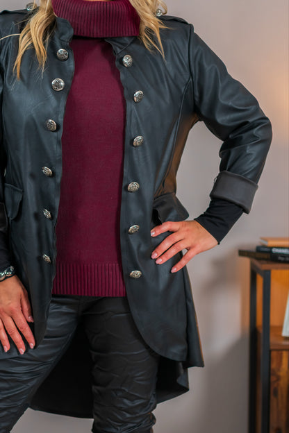 Langer Blazer im Lederlook mit Zierknöpfen, schwarz