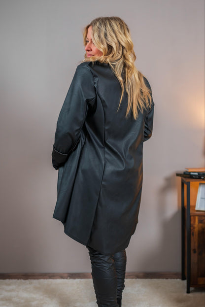 Langer Blazer im Lederlook mit Zierknöpfen, schwarz