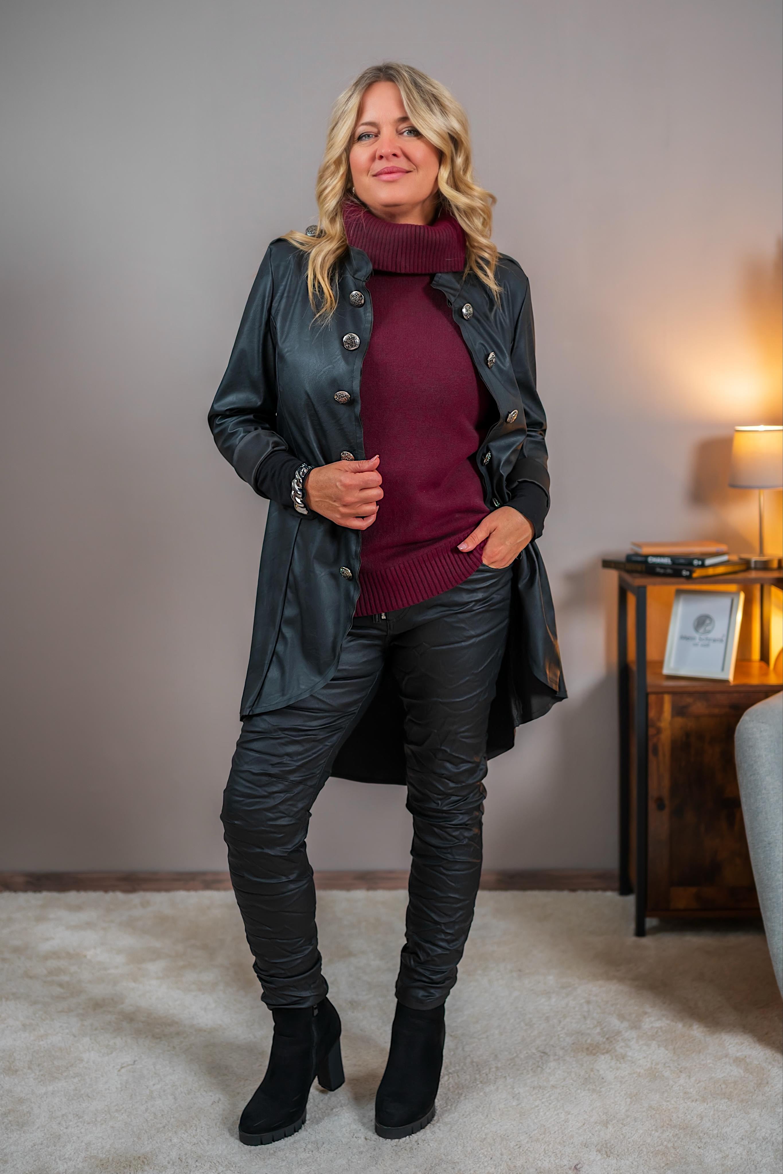Langer Blazer im Lederlook mit Zierknöpfen, schwarz
