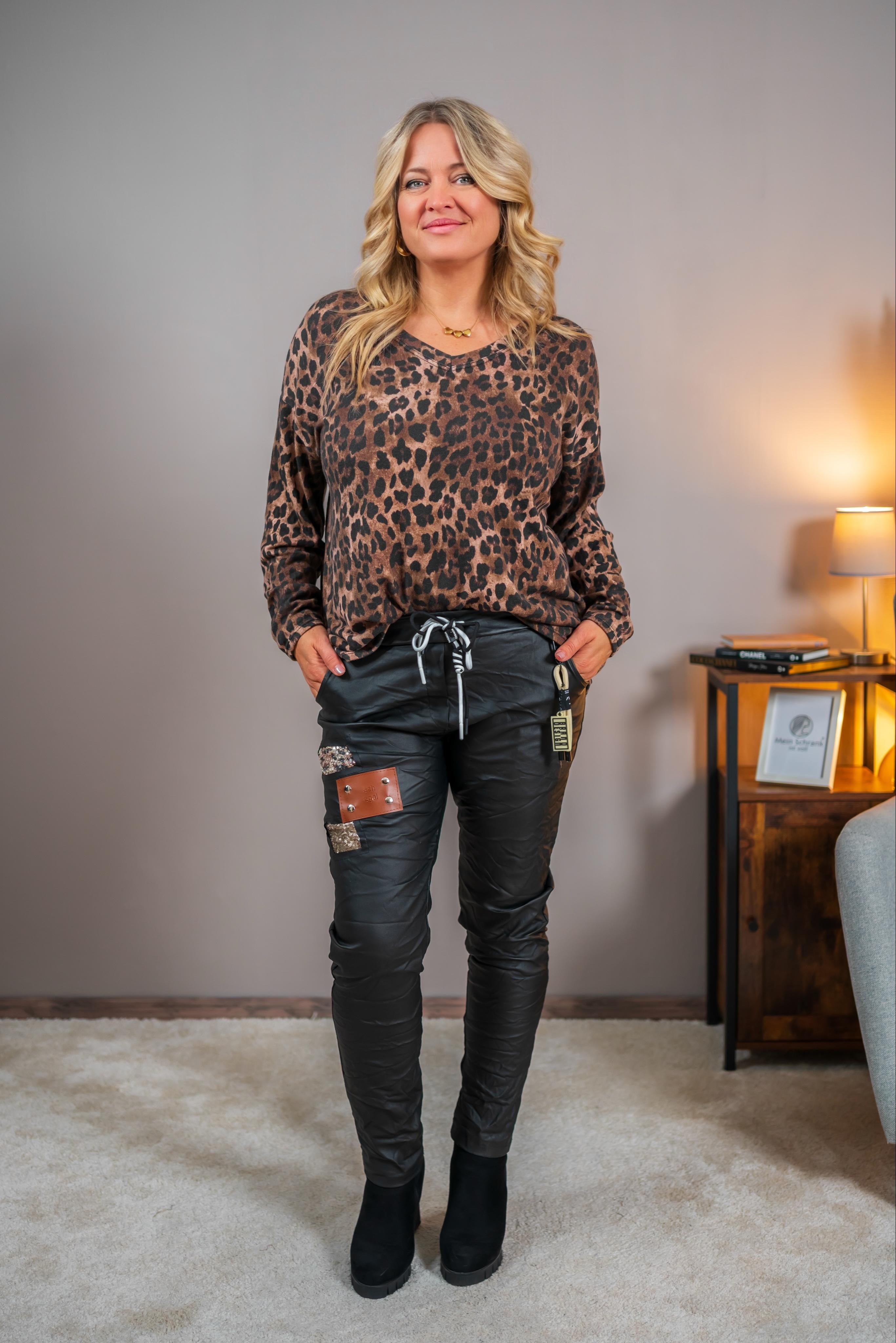 Leoprint Shirt mit V-Ausschnitt