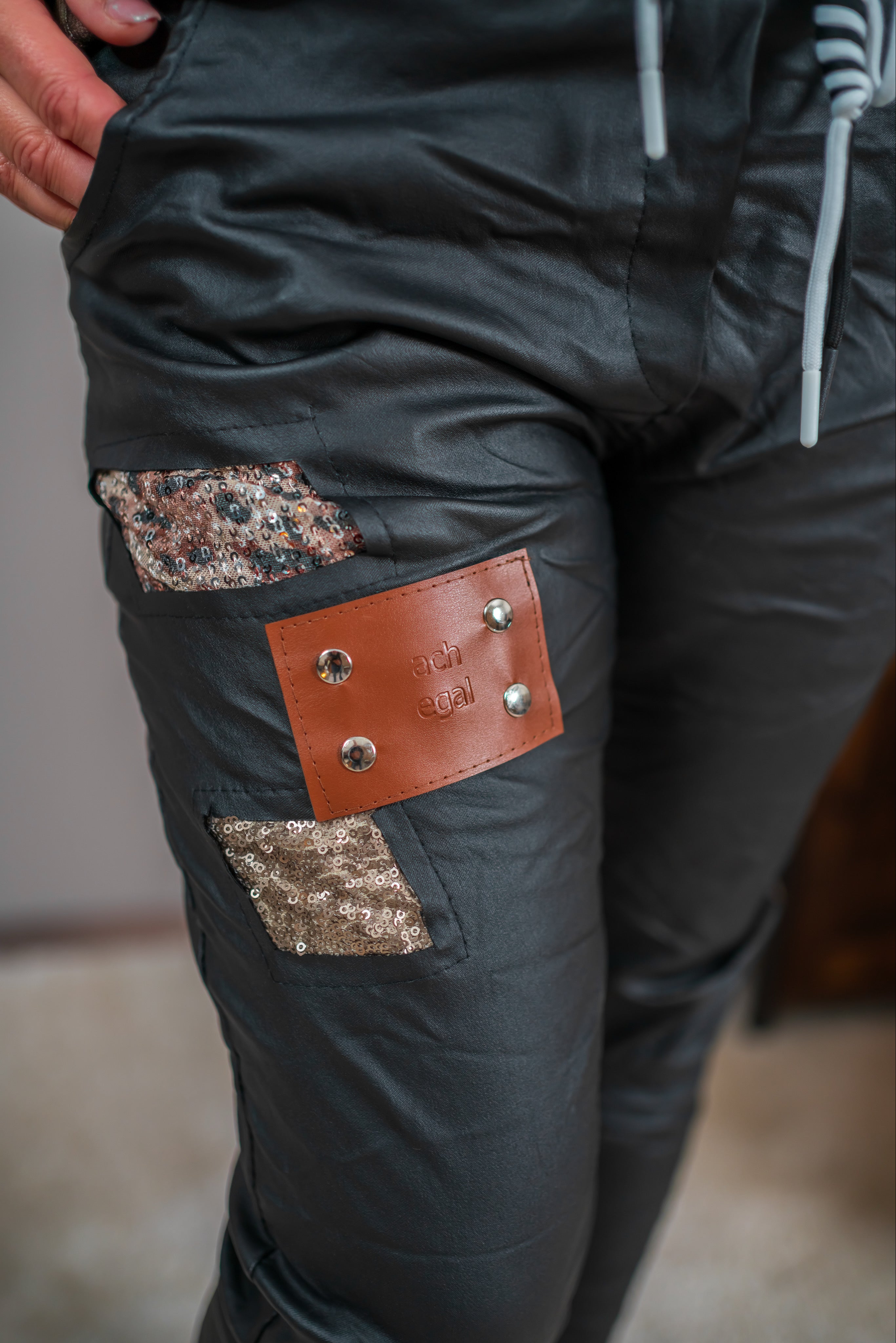 Jogpants aus Lederimitat mit Patches, schwarz