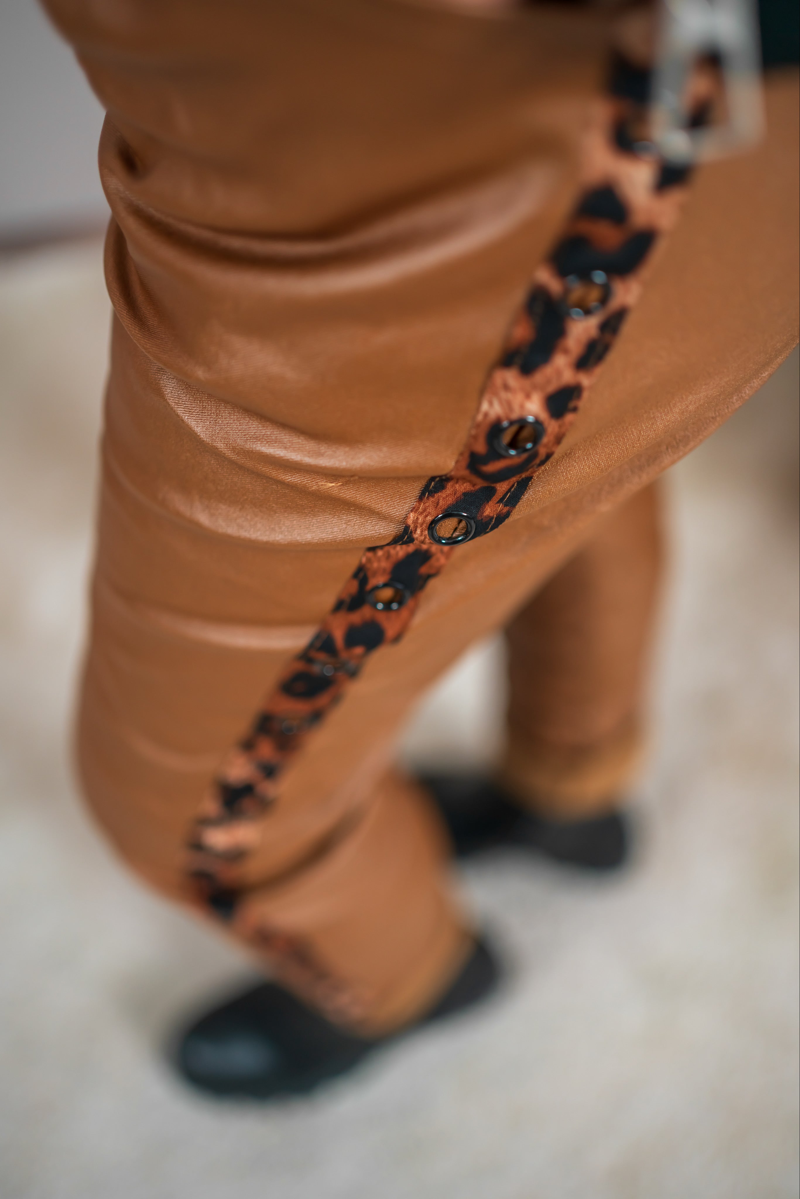 Jogpants im Leder-Look mit seitlichen Leo-Zierstreifen, camel