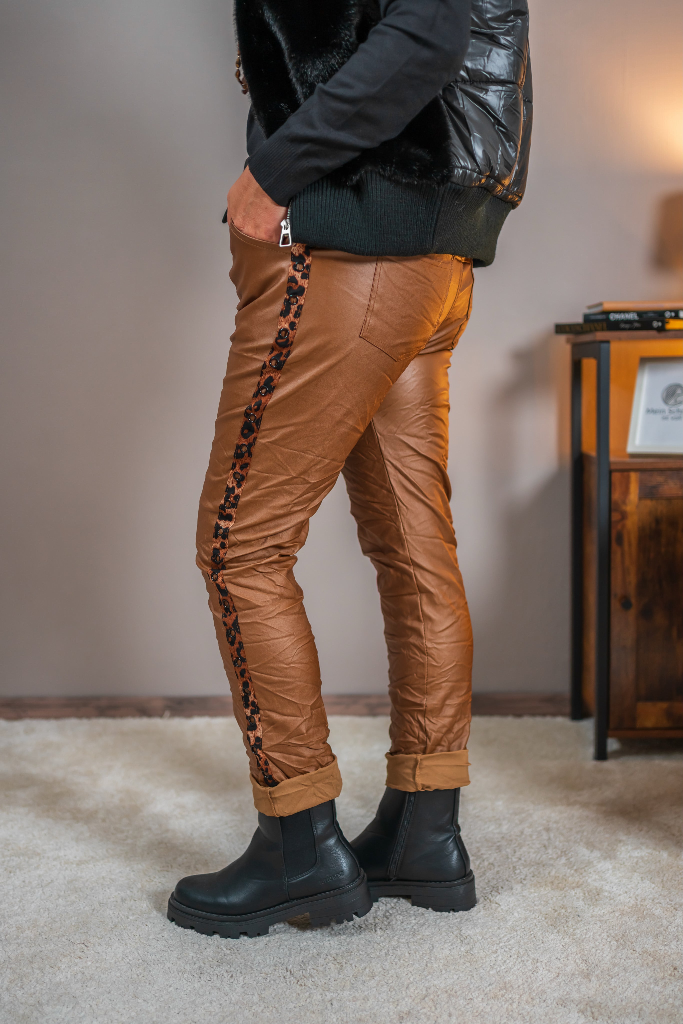 Jogpants im Leder-Look mit seitlichen Leo-Zierstreifen, camel