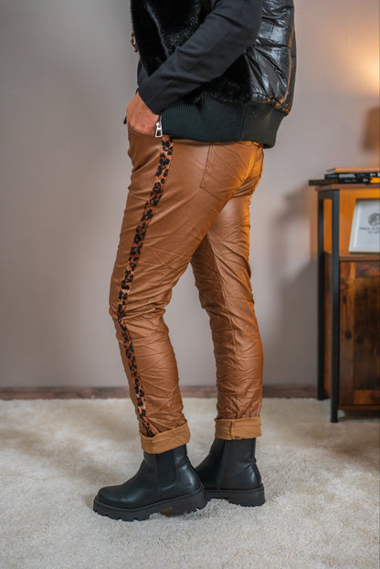 Jogpants im Leder-Look mit seitlichen Leo-Zierstreifen, camel