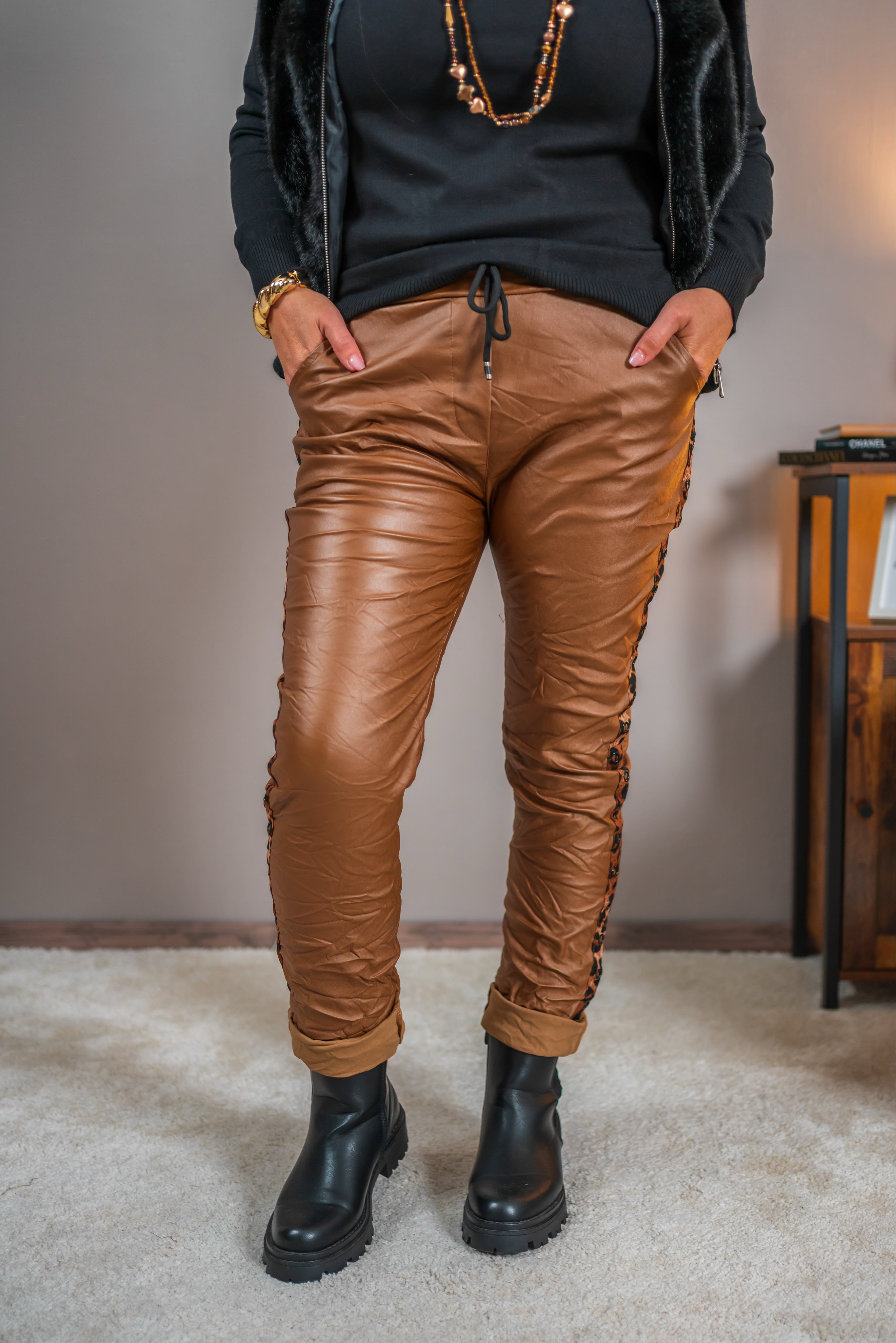 Jogpants im Leder-Look mit seitlichen Leo-Zierstreifen, camel
