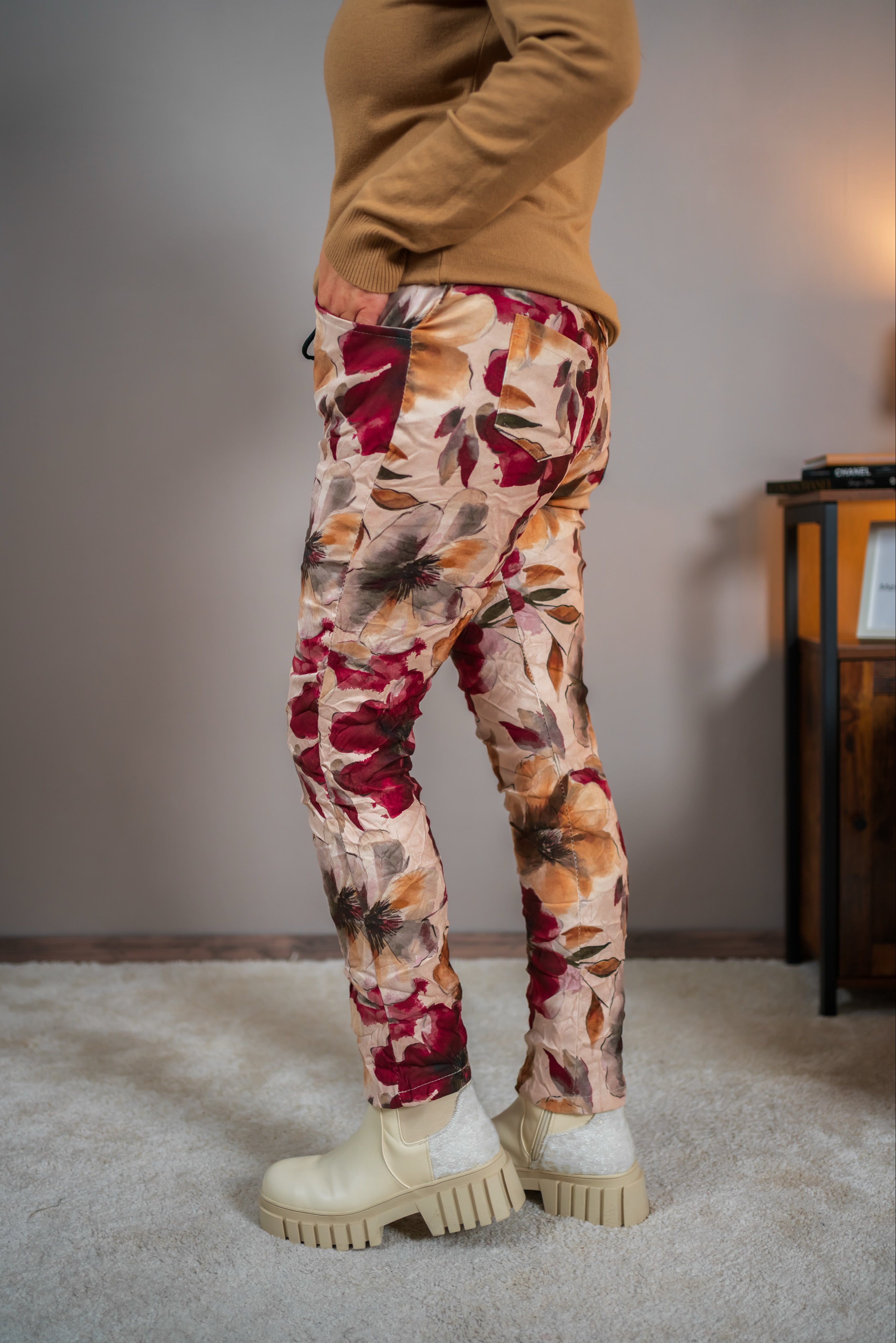 Stretchhose mit Allover-Blumenprint
