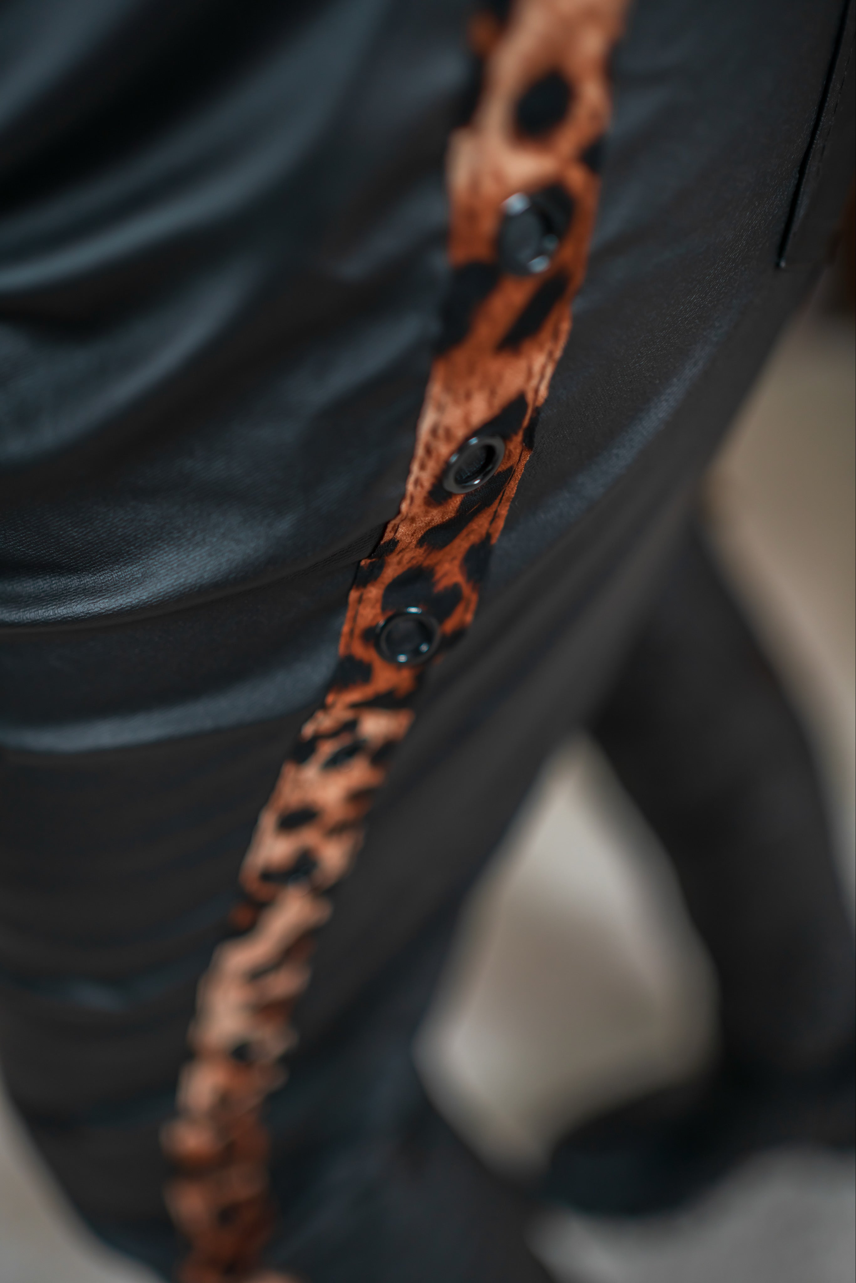 Jogpants im Leder-Look mit seitlichen Leo-Zierstreifen, schwarz