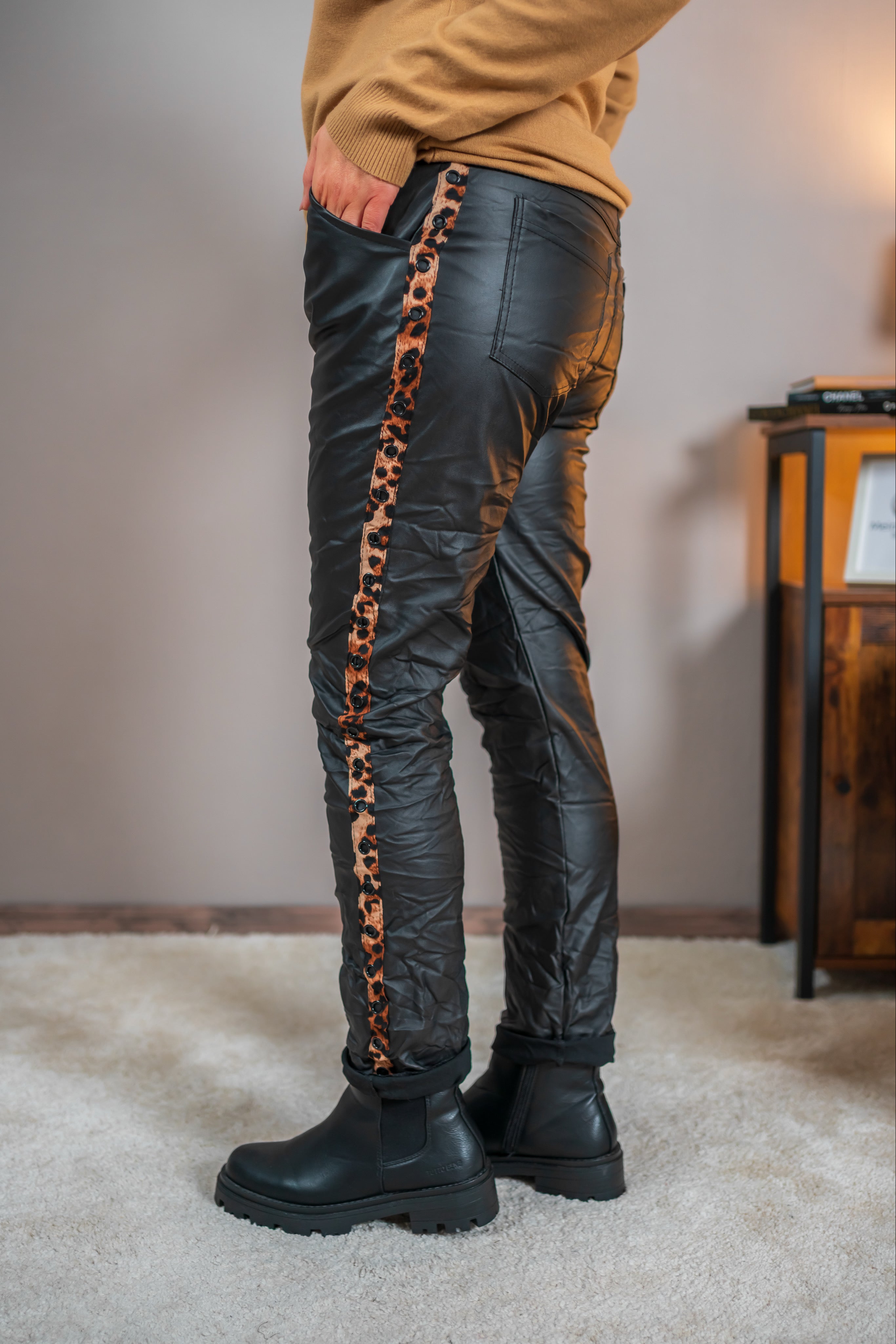 Jogpants im Leder-Look mit seitlichen Leo-Zierstreifen, schwarz