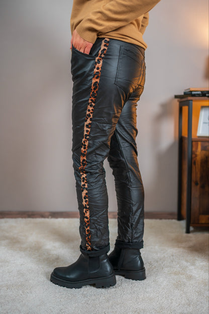 Jogpants im Leder-Look mit seitlichen Leo-Zierstreifen, schwarz