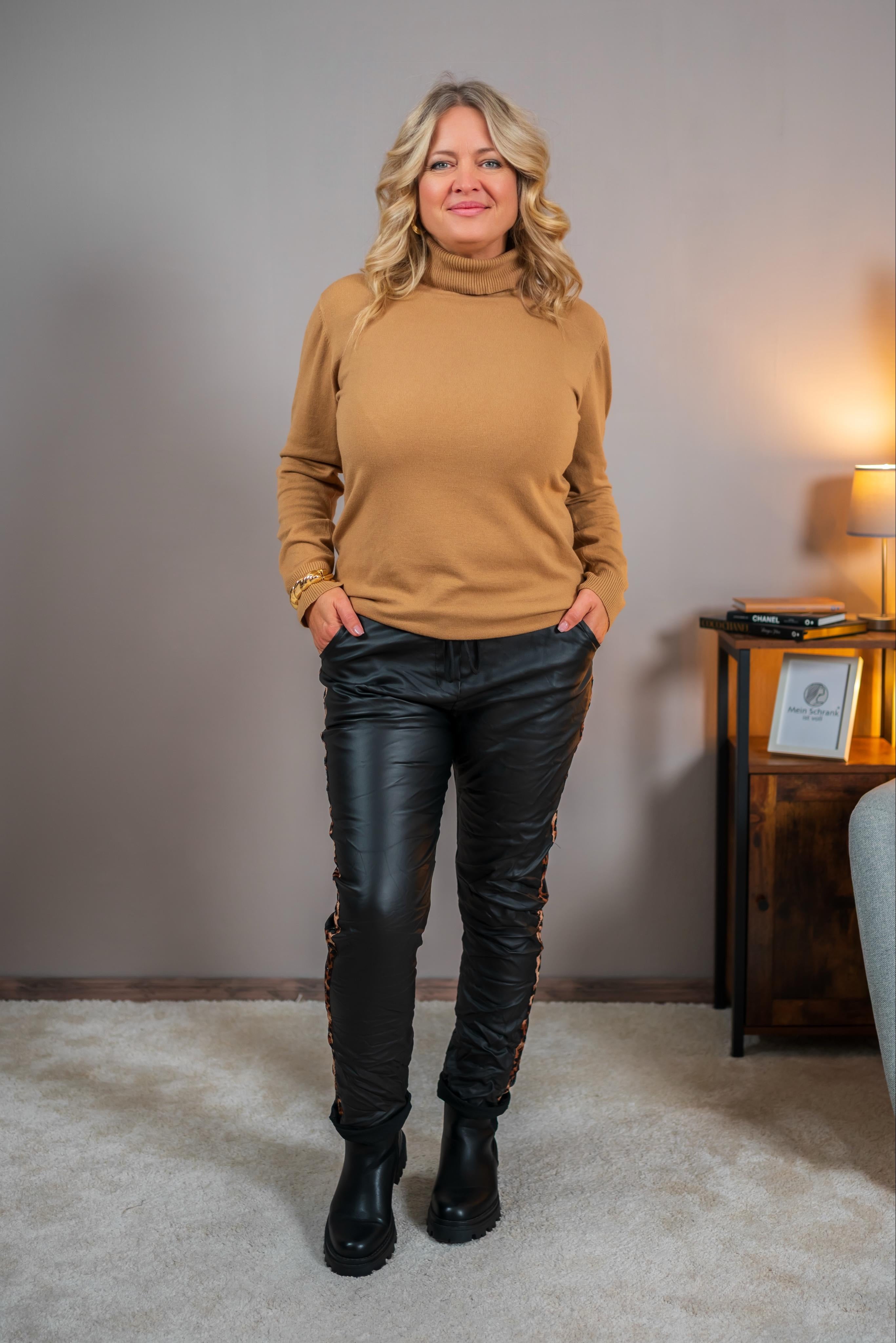 Jogpants im Leder-Look mit seitlichen Leo-Zierstreifen, schwarz