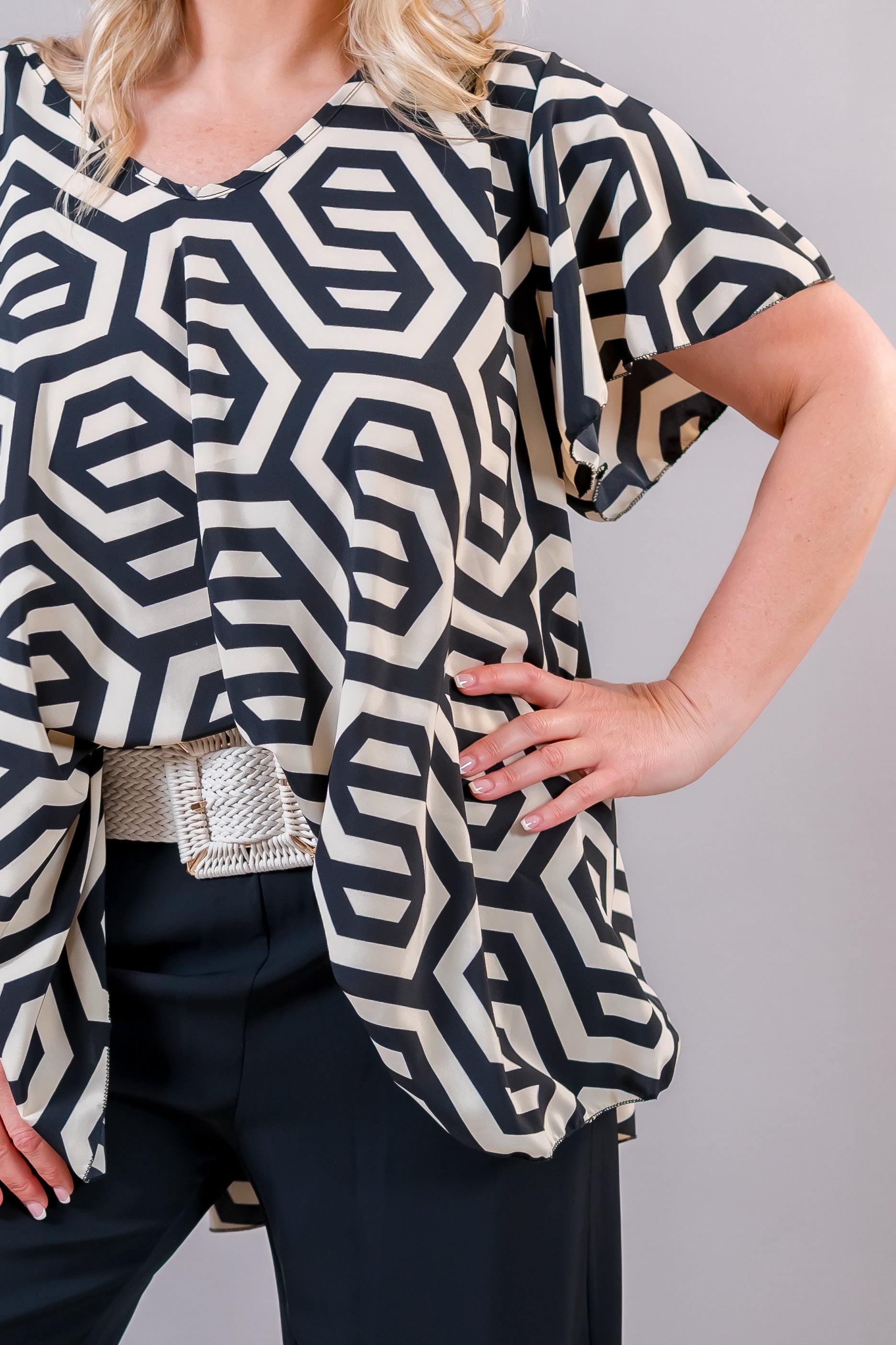 Oversize Tunika mit grafischem Hexagon-Muster, schwarz/creme