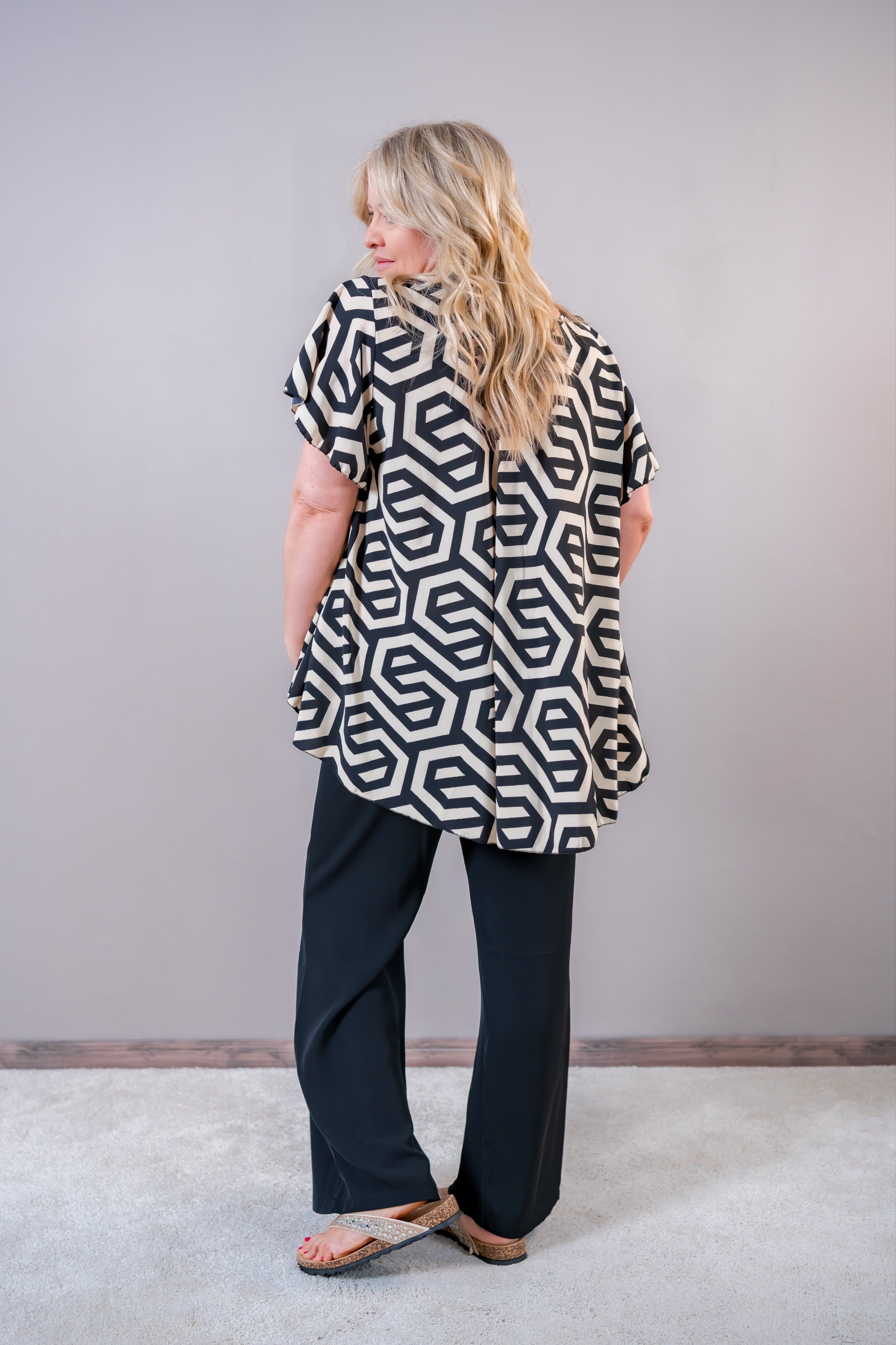 Oversize Tunika mit grafischem Hexagon-Muster, schwarz/creme