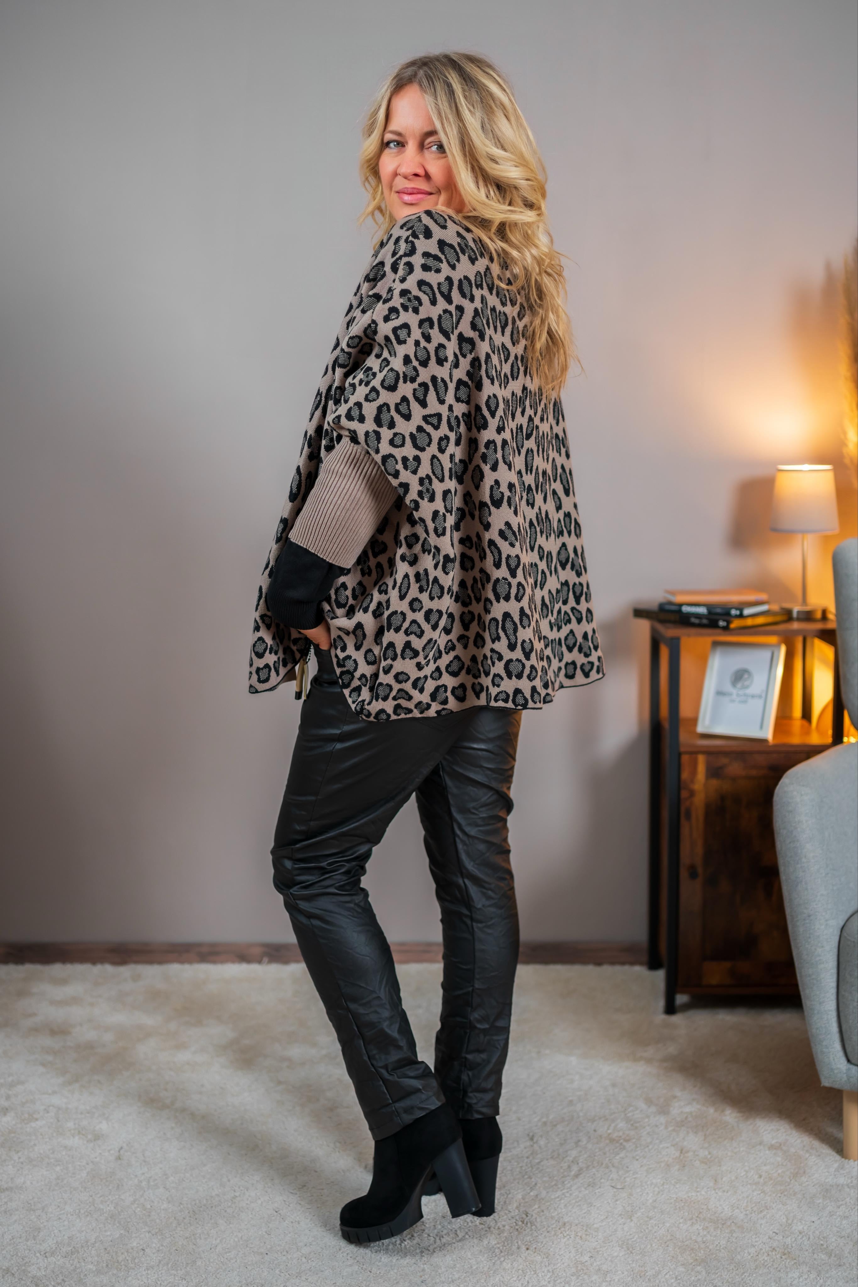 Oversize Strickjacke im Leo-Design