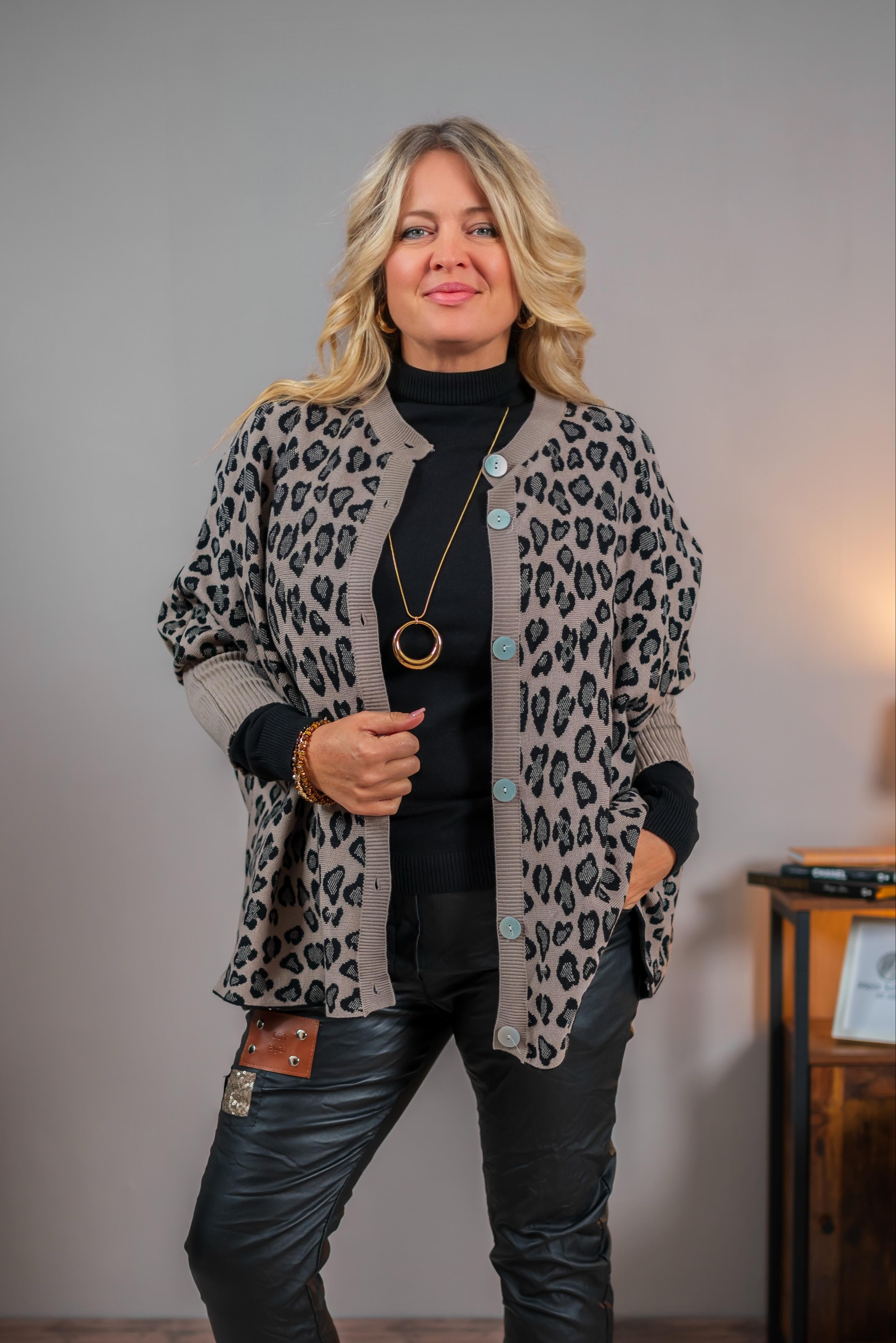 Oversize Strickjacke im Leo-Design