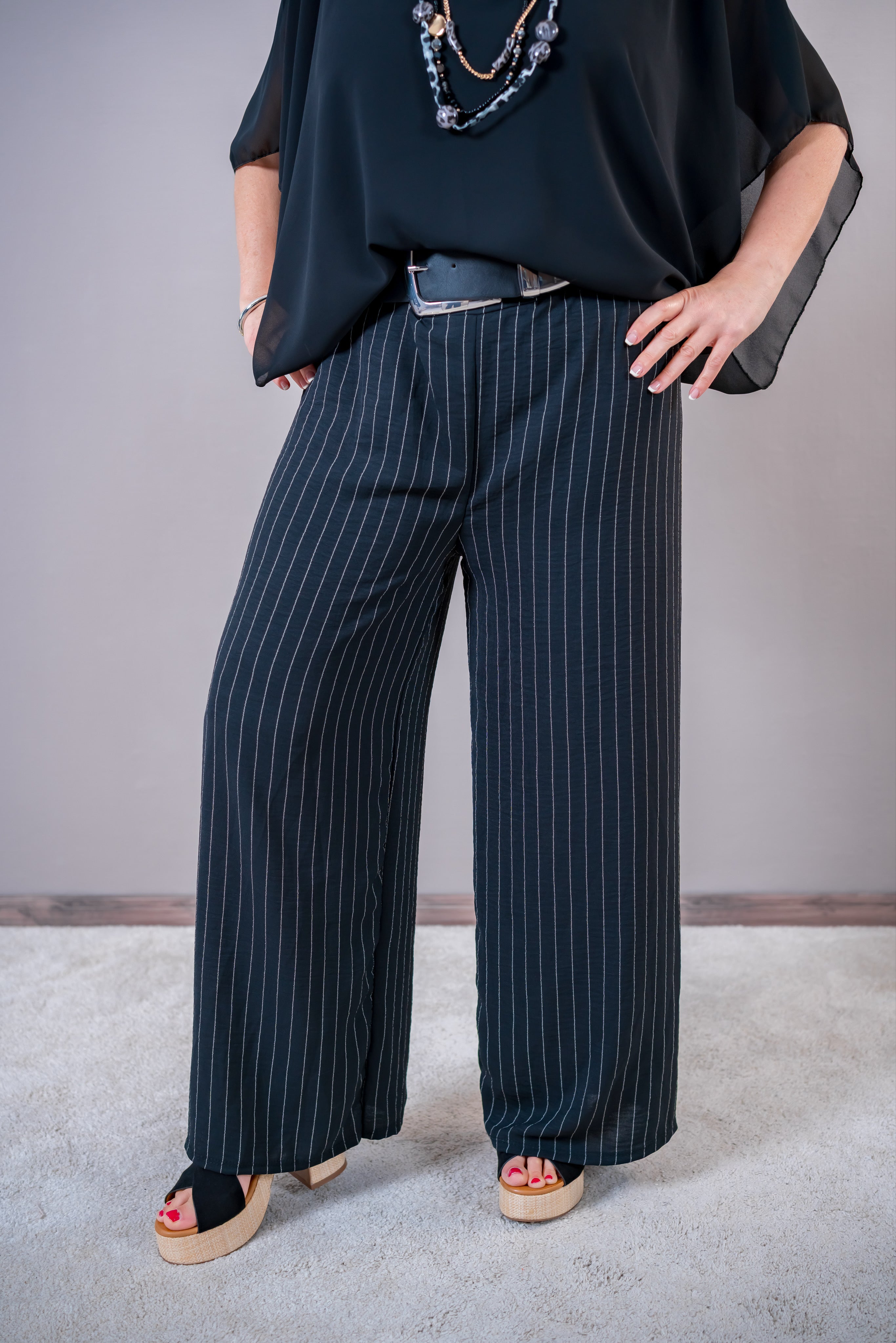 Schwarze Nadelstreifen-Palazzo-Hose
