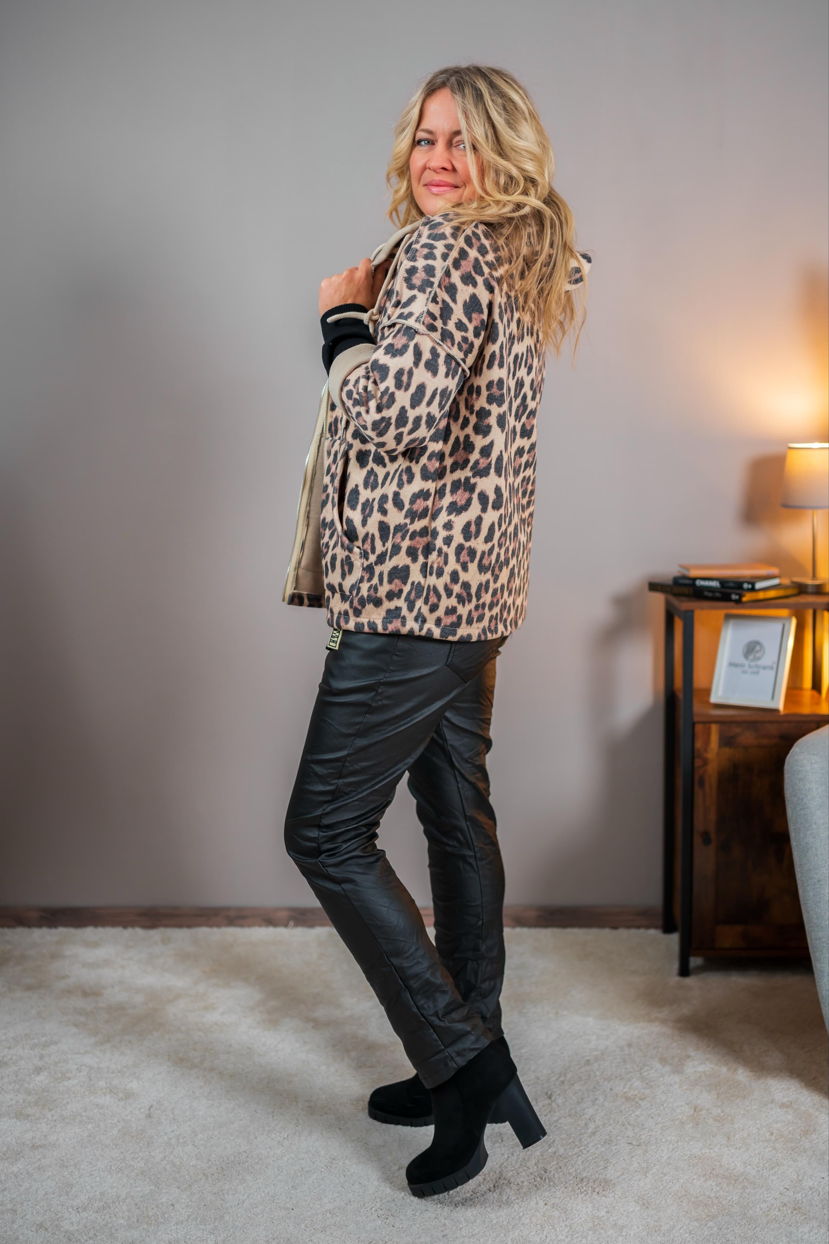 Leo-Sweatjacke mit Kapuze, beige-schwarz