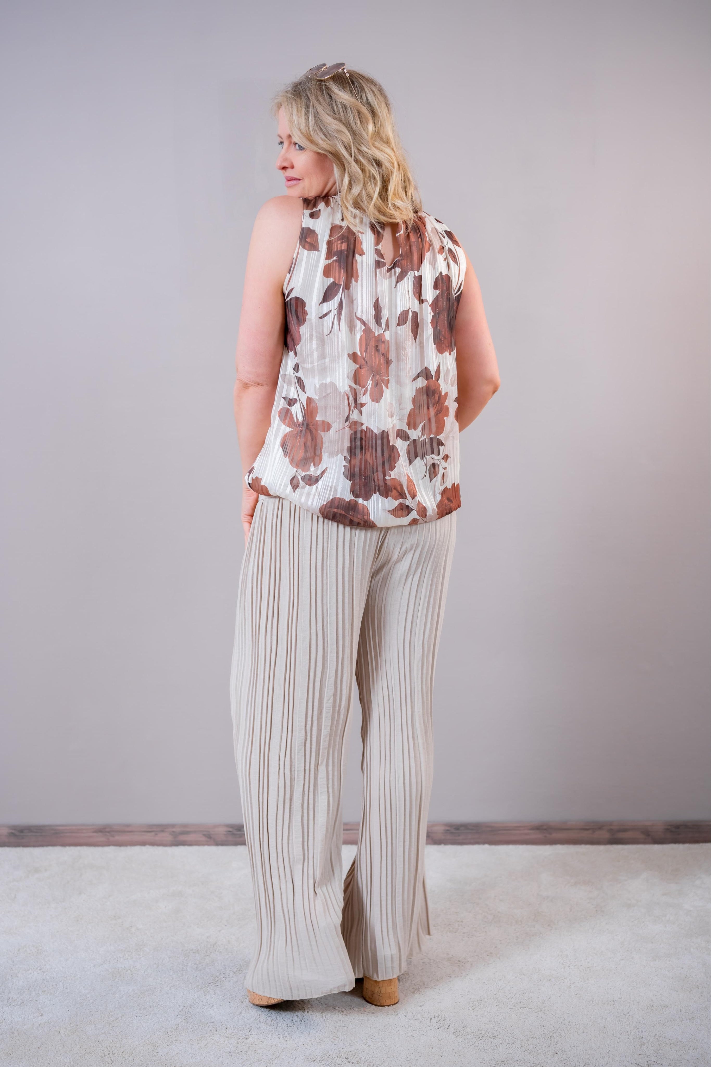 Ärmellose Chiffon-Bluse mit Blütenprint & Glitzerstreifen, braun