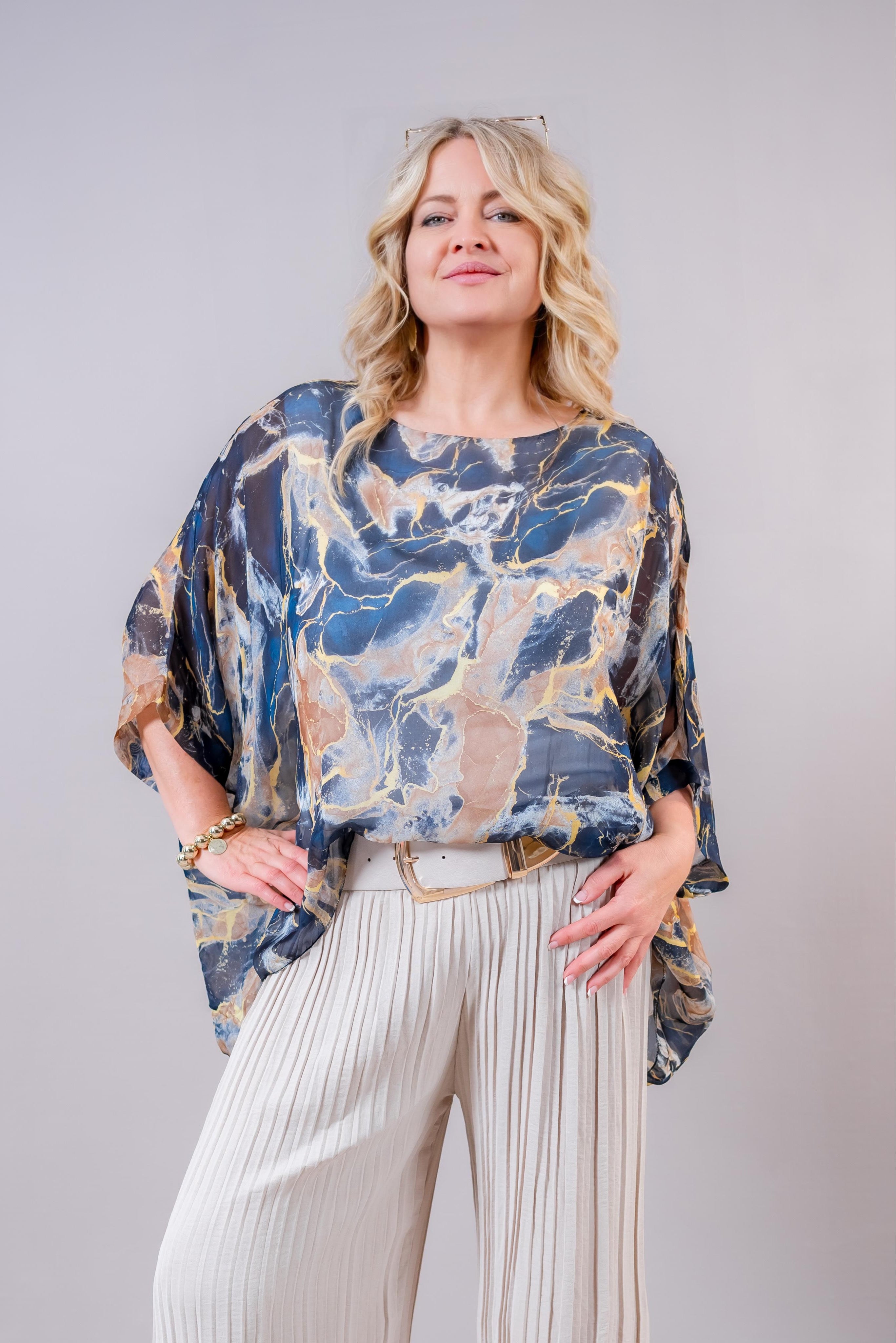 Luftige Tunikabluse mit Marmor-Print, schwarzblau/gold