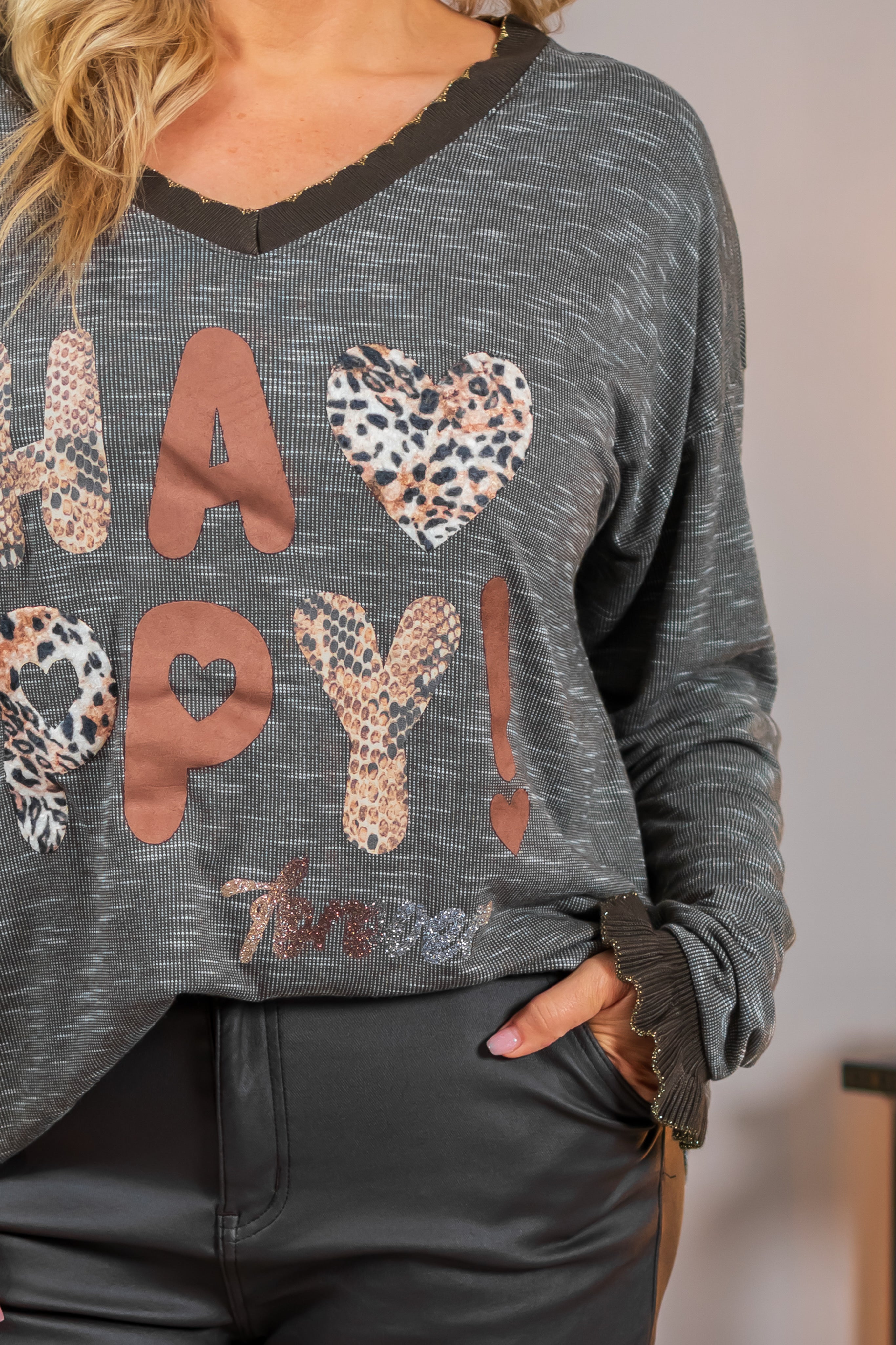 Shirt mit "Happy"-Applikation und V-Ausschnitt