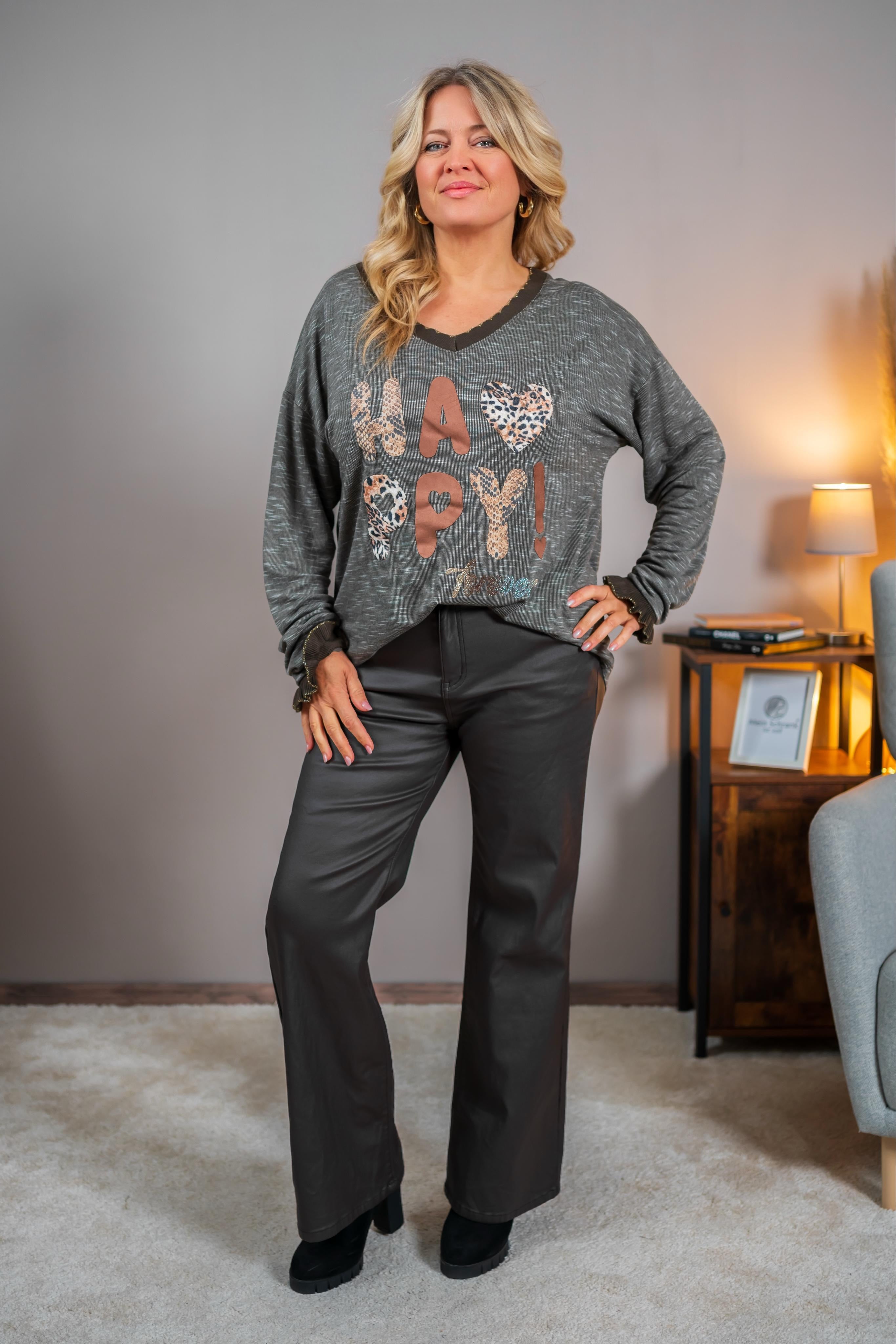 Shirt mit "Happy"-Applikation und V-Ausschnitt